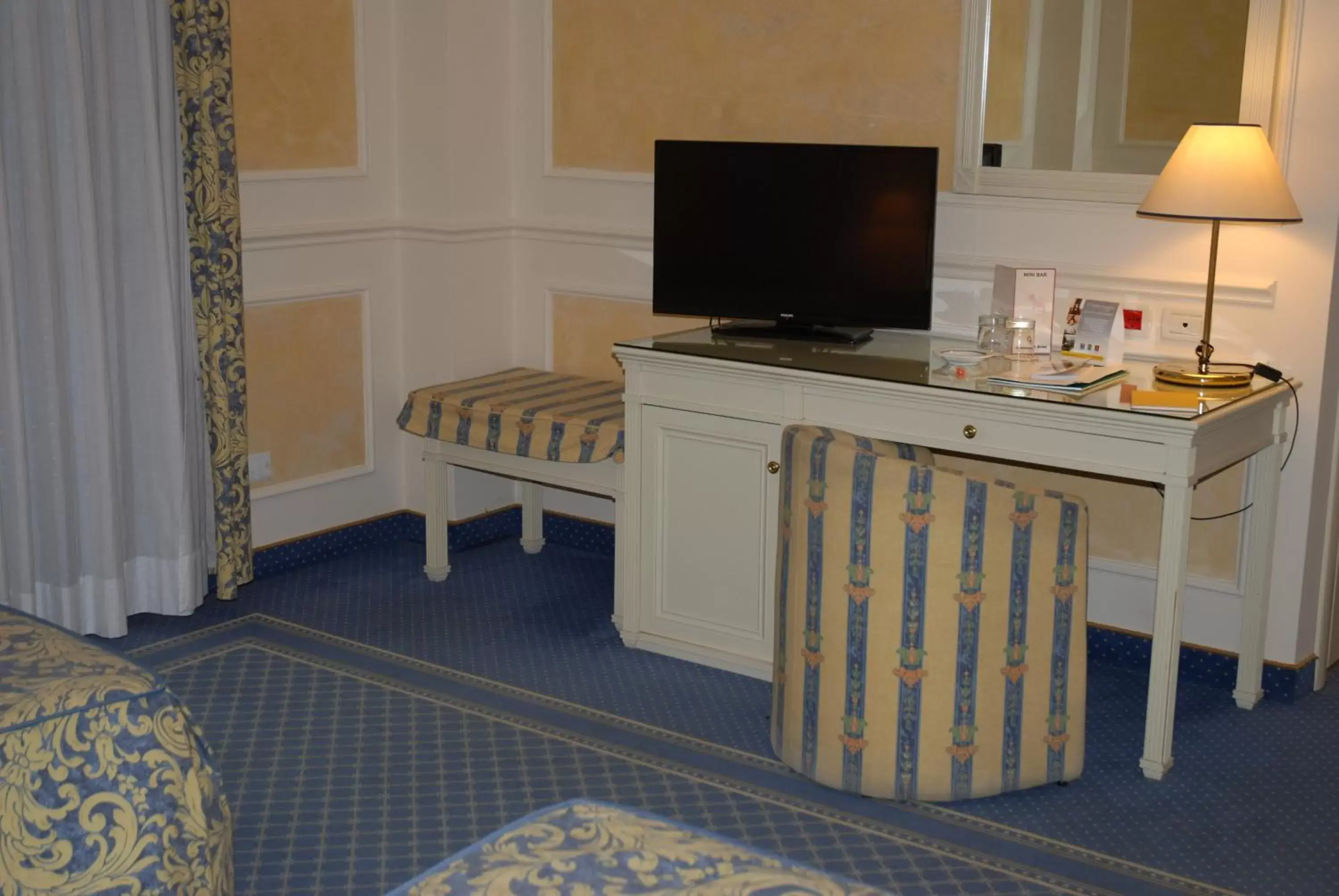 TV and multimedia, TV/Entertainment Center in Hotel Continental Brescia