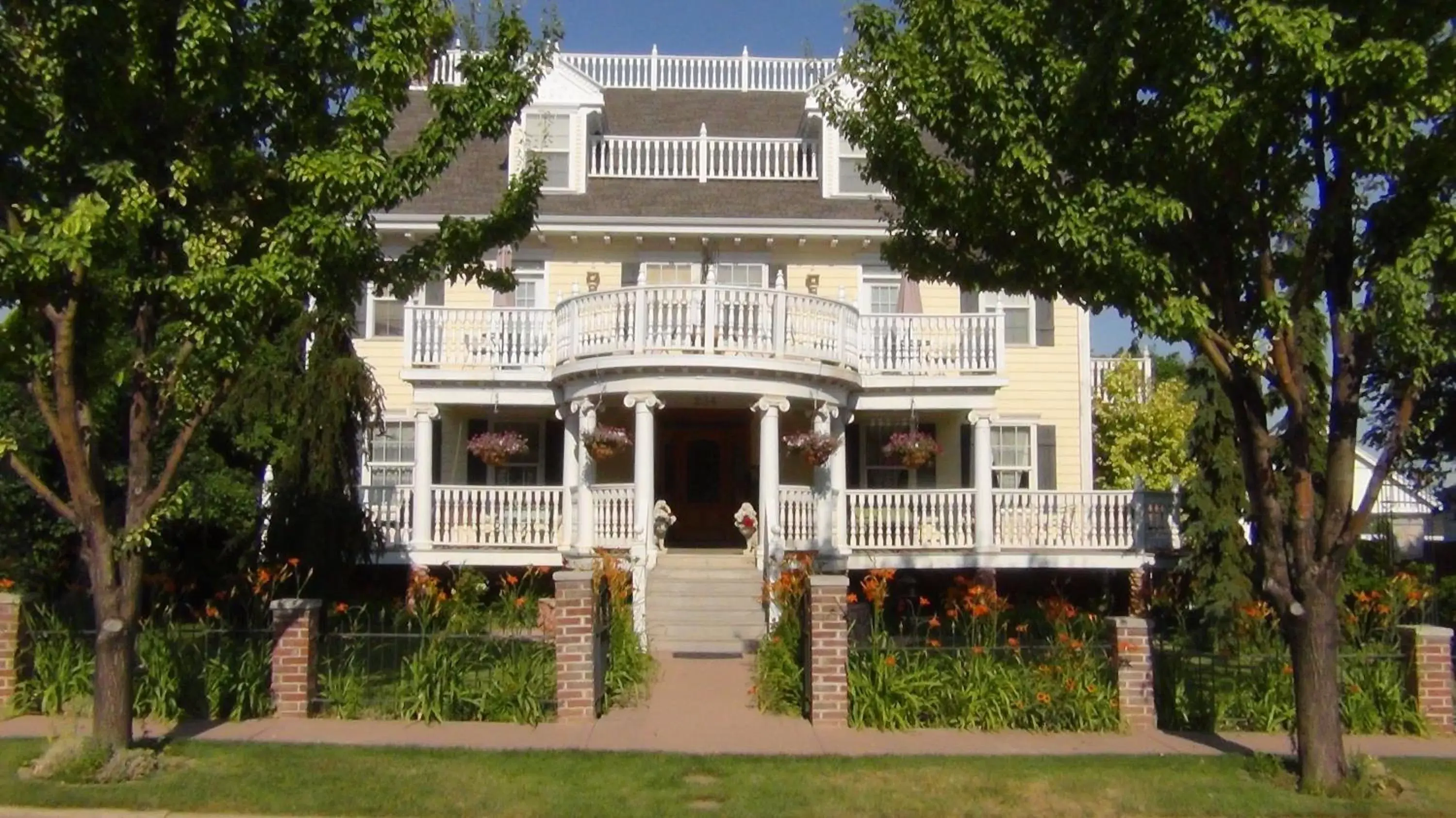 Facade/entrance, Property Building in Big Yellow Inn