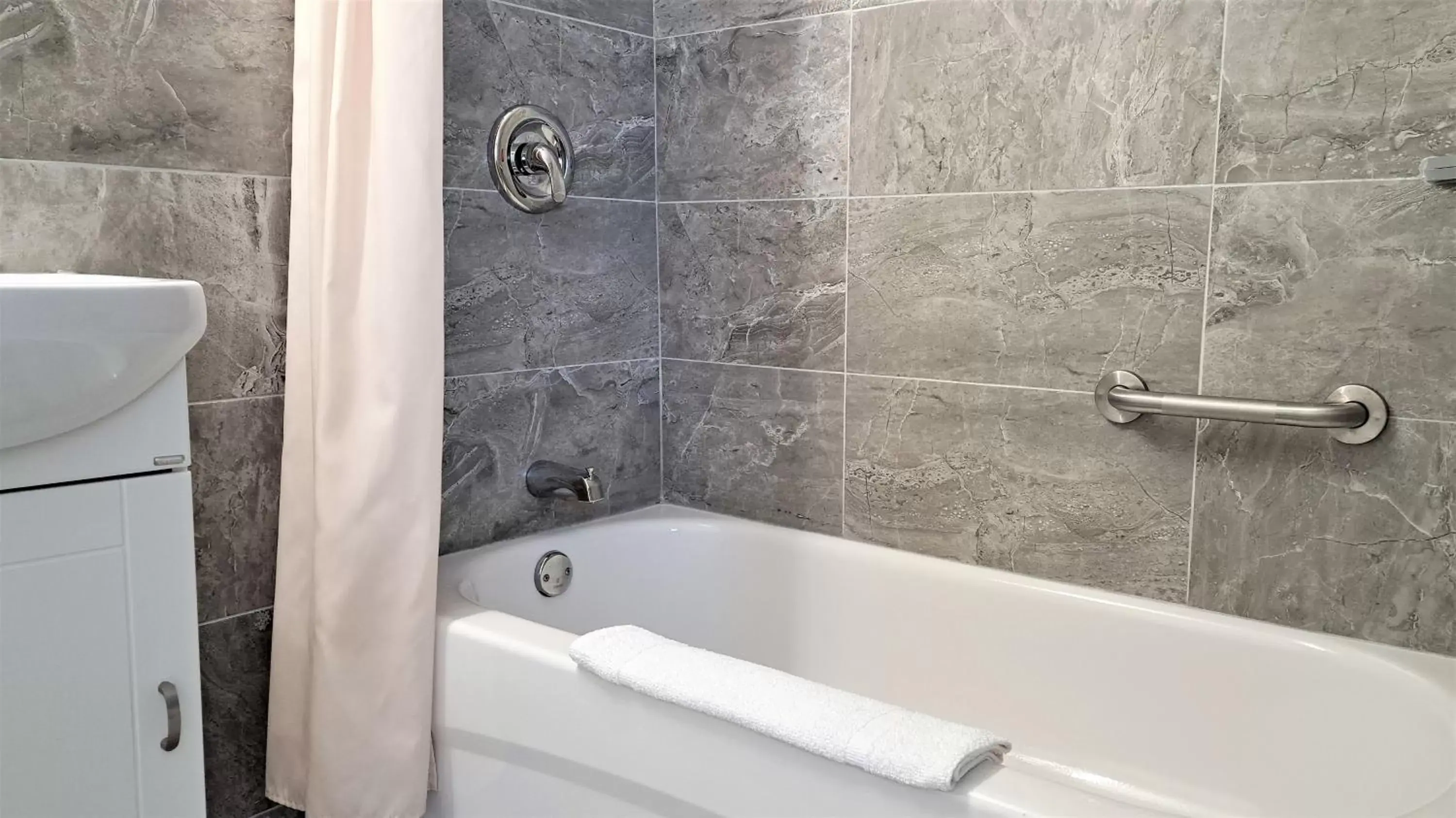 Shower, Bathroom in Motel Bonsoir