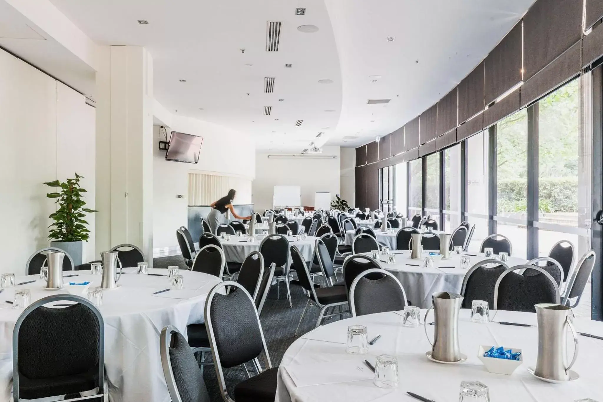 Meeting/conference room, Restaurant/Places to Eat in Crowne Plaza Canberra, an IHG Hotel