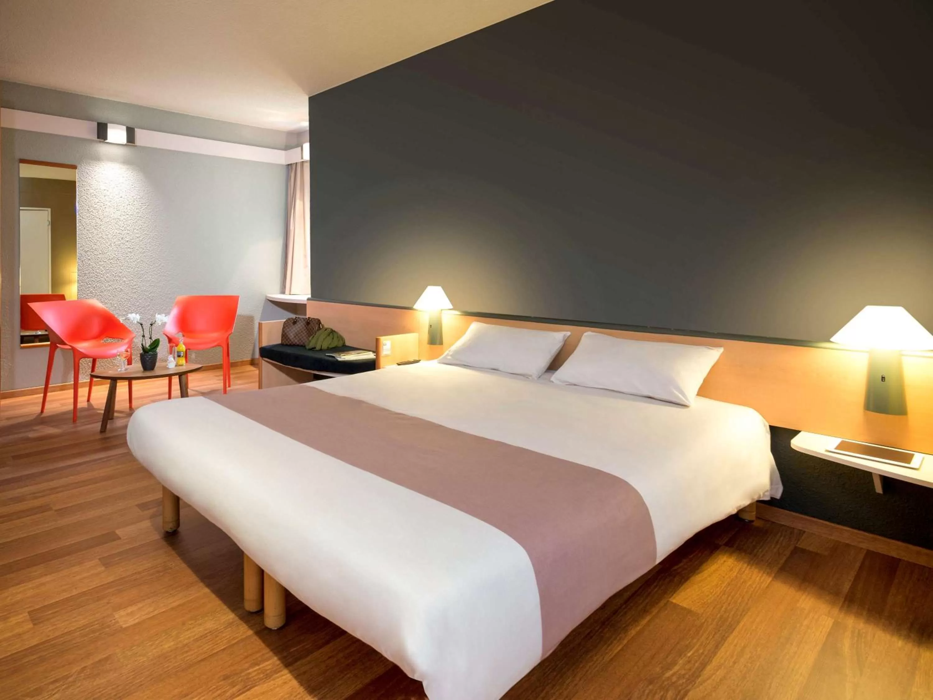 Photo of the whole room, Bed in ibis Charleroi Centre Gare