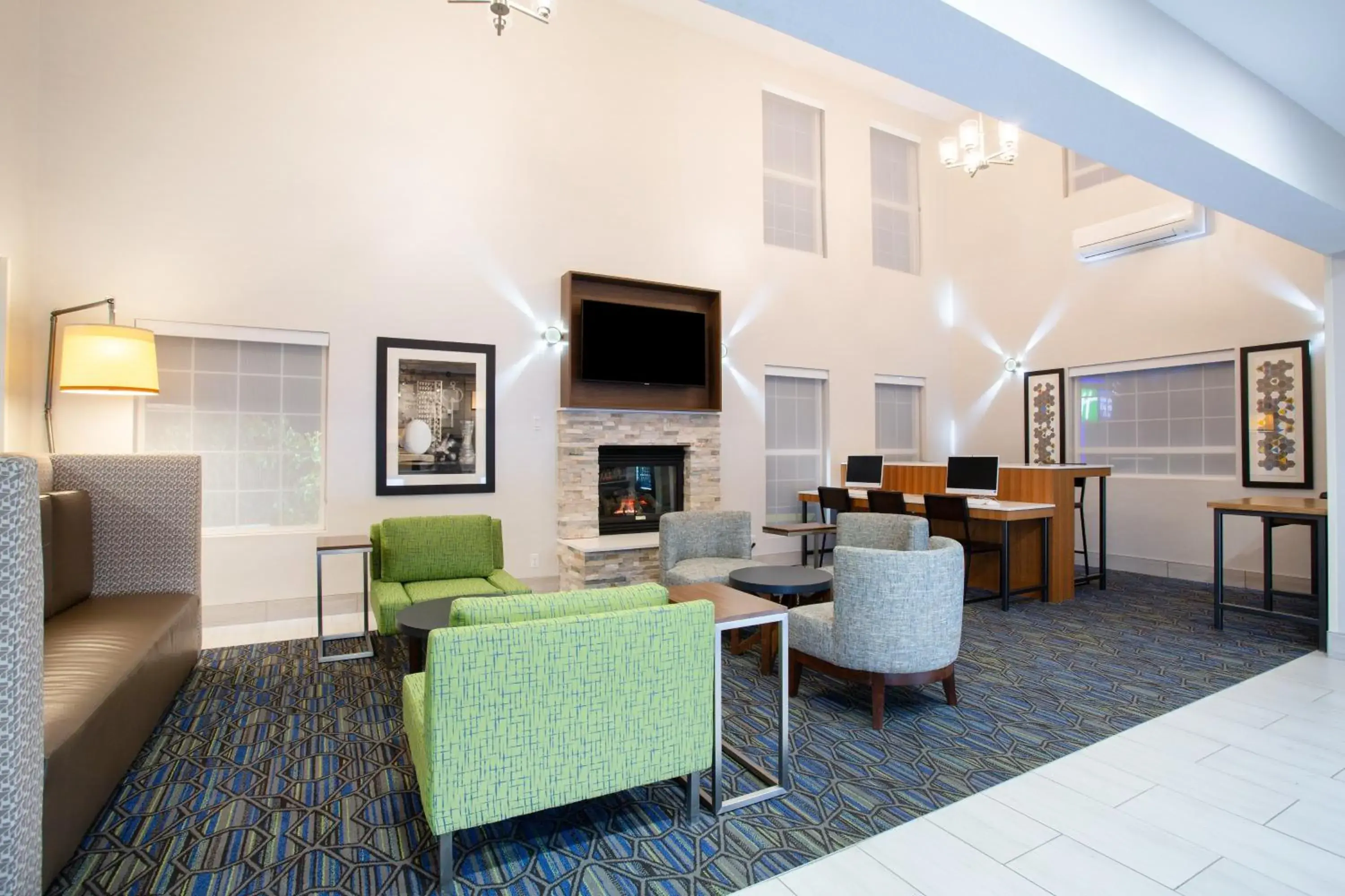 Property building, Seating Area in Holiday Inn Express & Suites Lincoln City, an IHG Hotel