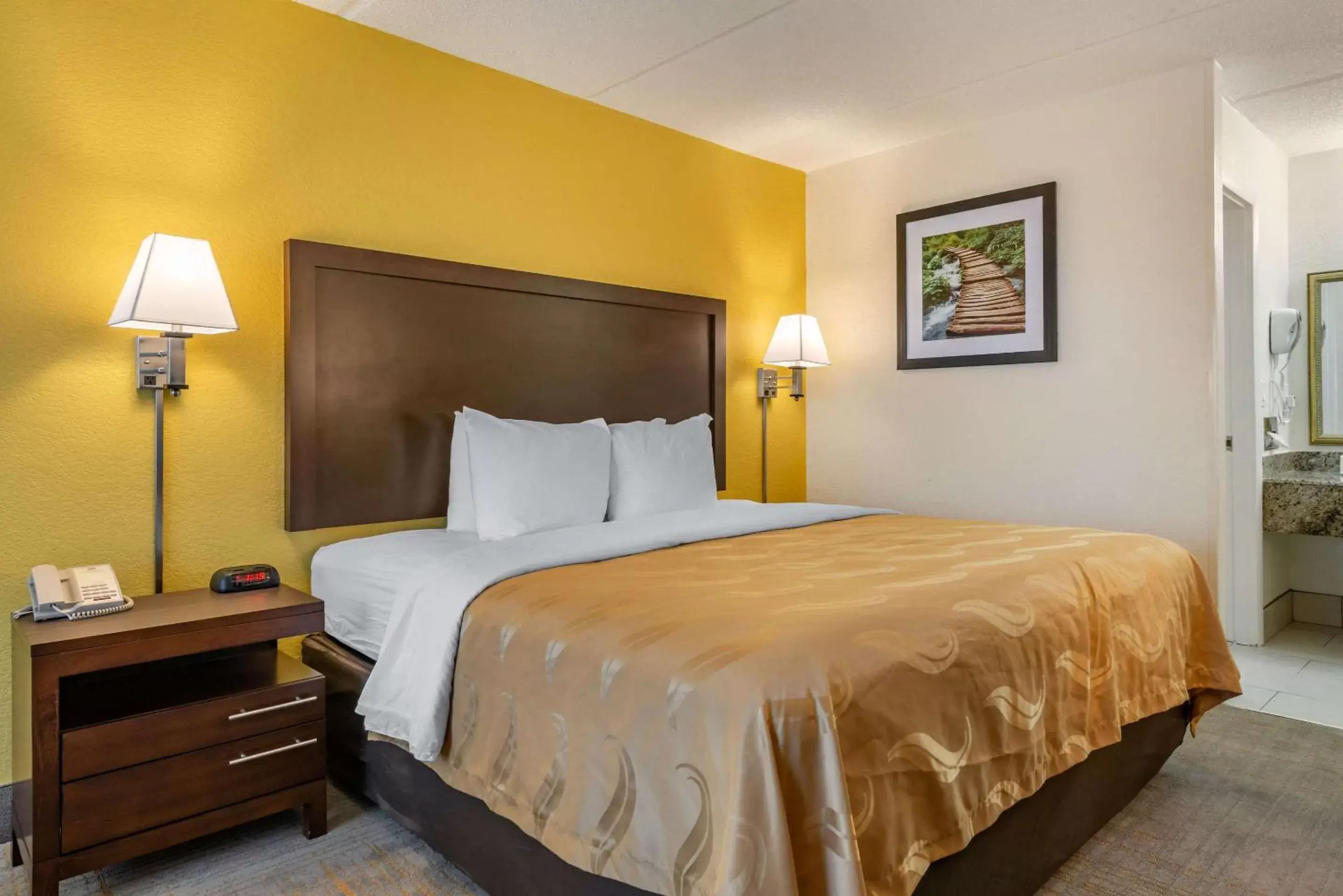 Photo of the whole room, Bed in Quality Inn and Suites Riverfront