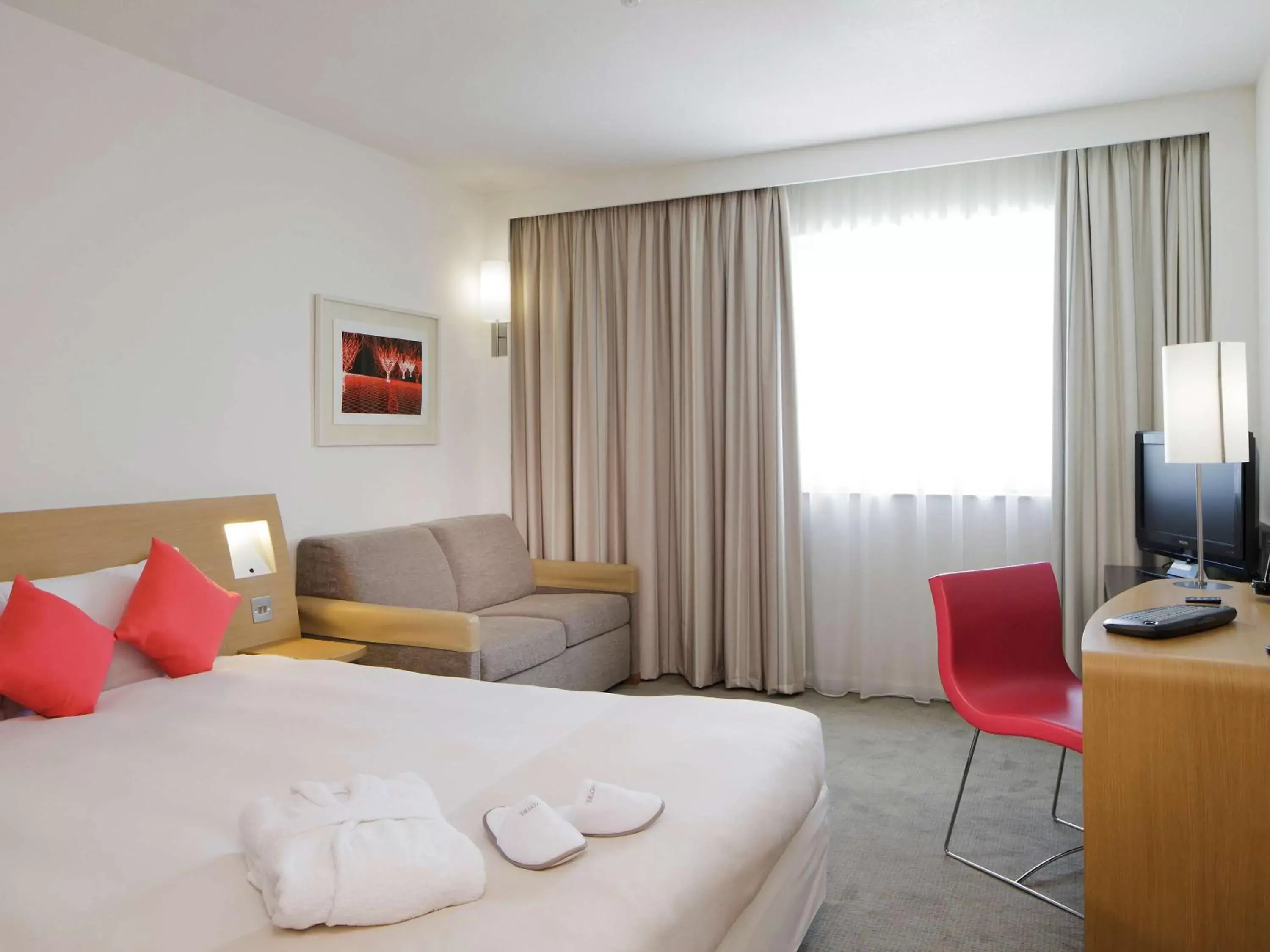 Photo of the whole room, Bed in Novotel London Greenwich