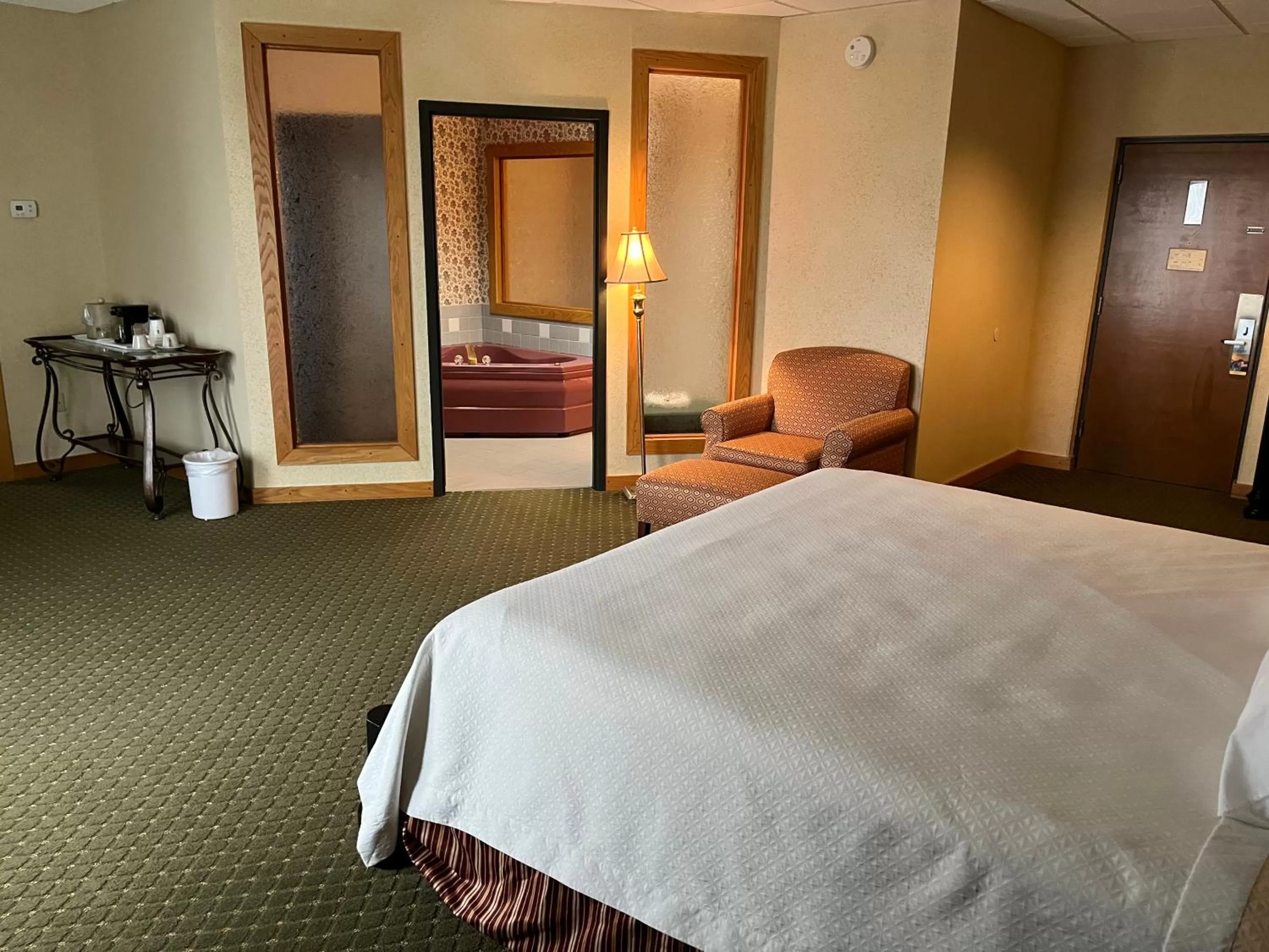 Bed in Days Inn & Suites by Wyndham Sutton Flatwoods