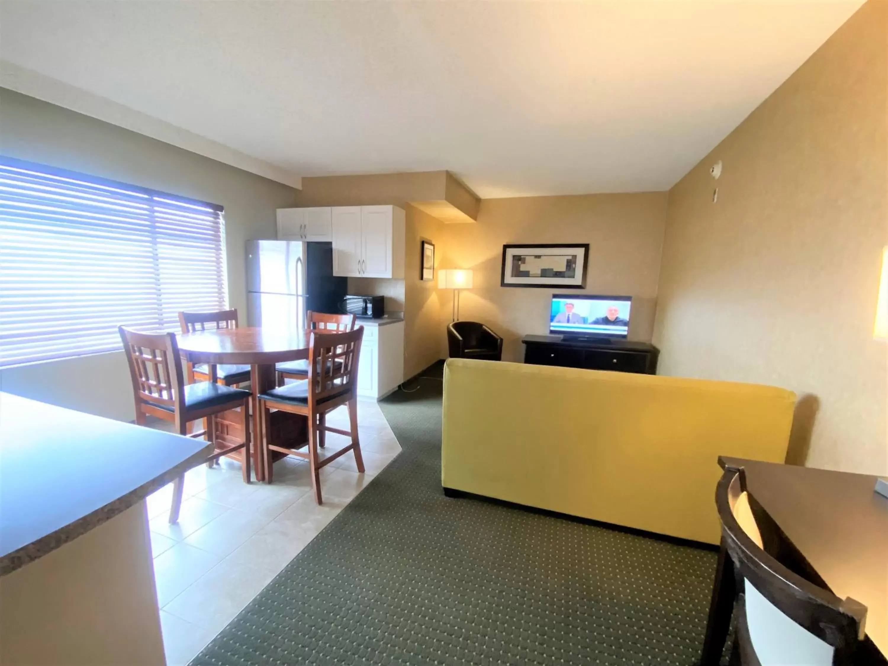 Bedroom, TV/Entertainment Center in Days Inn by Wyndham Cranbrook Conference Centre