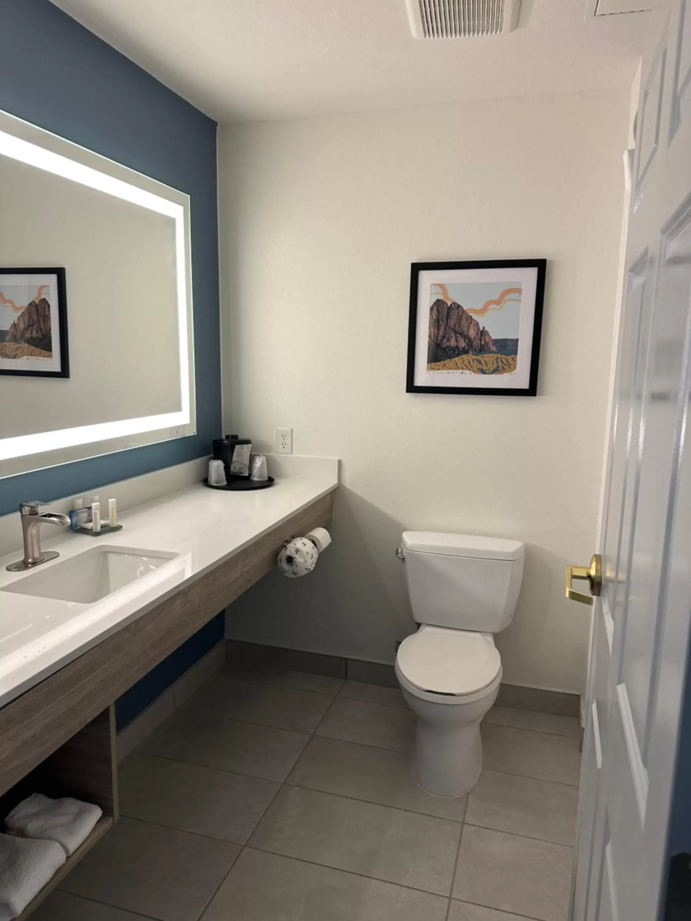 Bathroom in La Quinta by Wyndham Albuquerque Midtown NEWLY RENOVATED