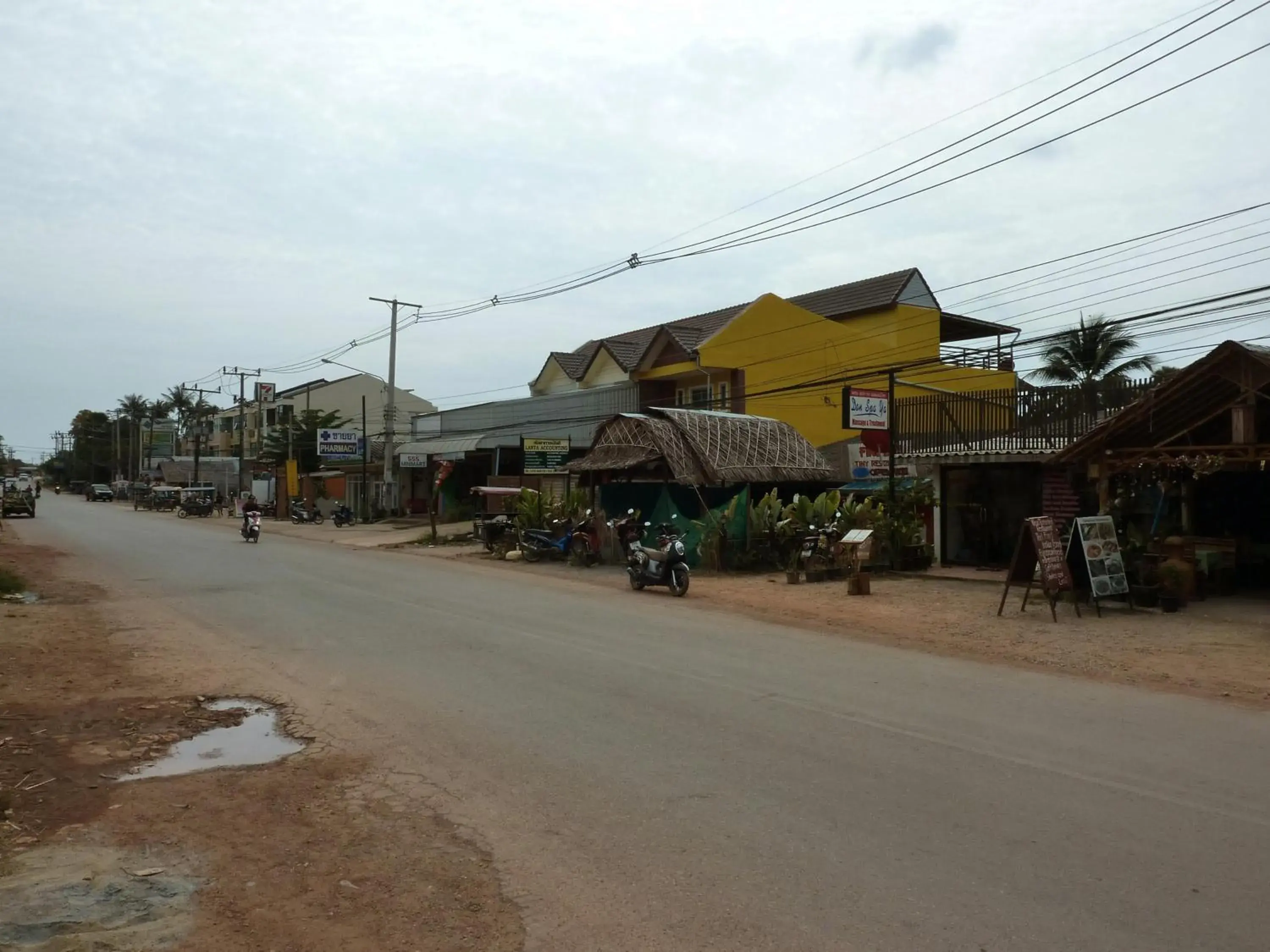 Neighbourhood, Neighborhood in Lanta Castaway Beach Resort