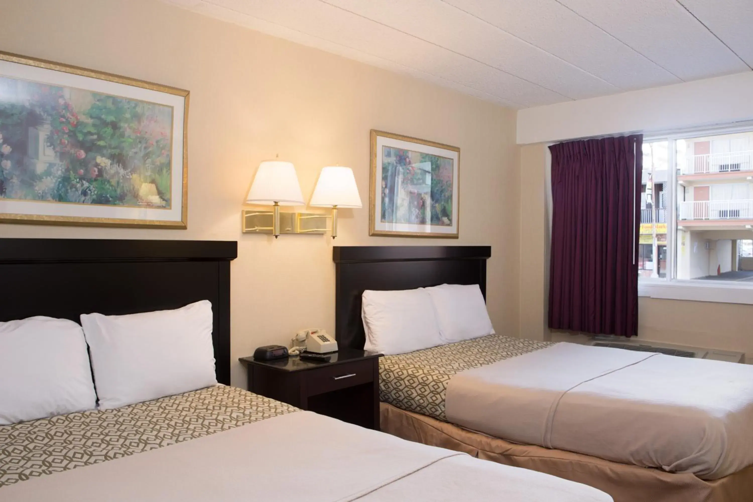 Bed in Atlantic Motor Inn Near Boardwalk Bed in Atlantic Motor Inn Near Boardwalk