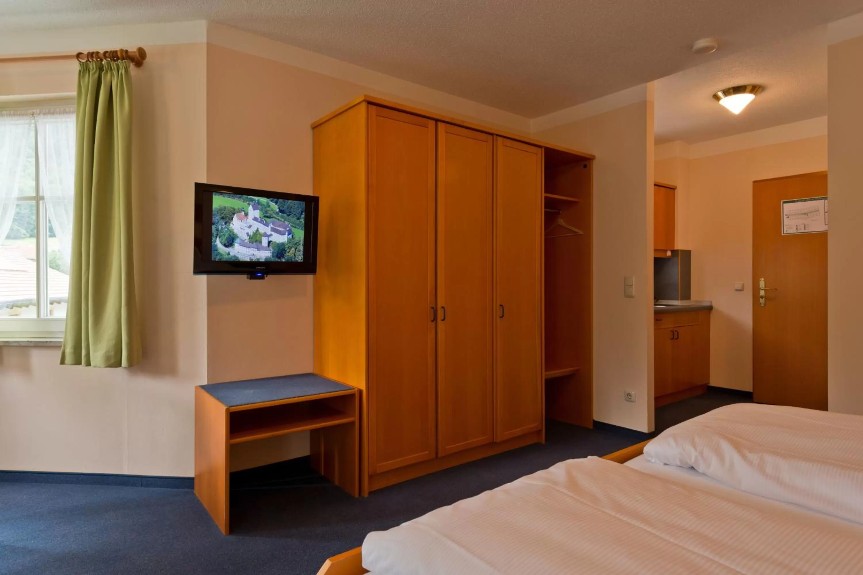 Bed, TV/Entertainment Center in Hotel Hohenaschau