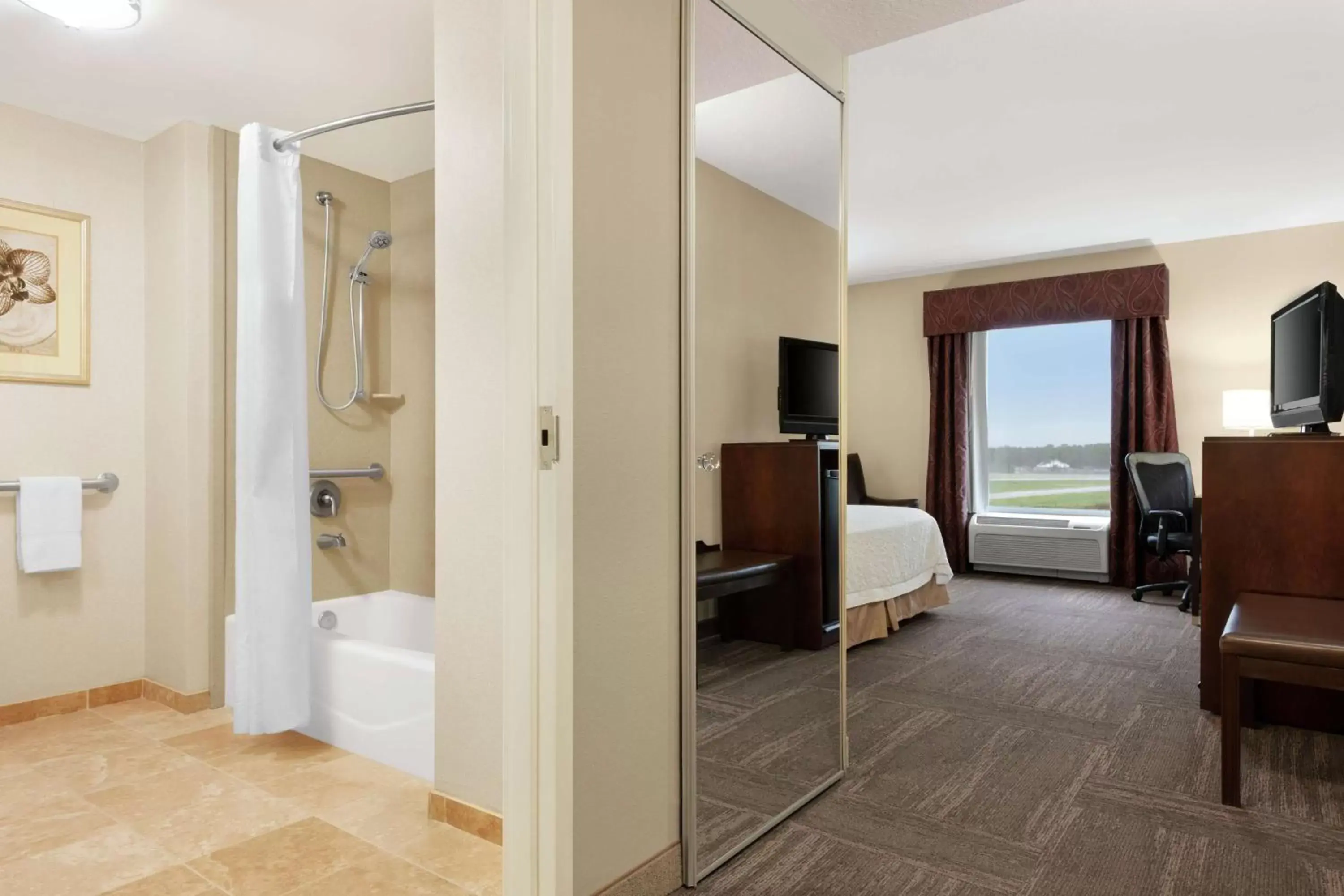 Bathroom, TV/Entertainment Center in Hampton Inn & Suites Brunswick