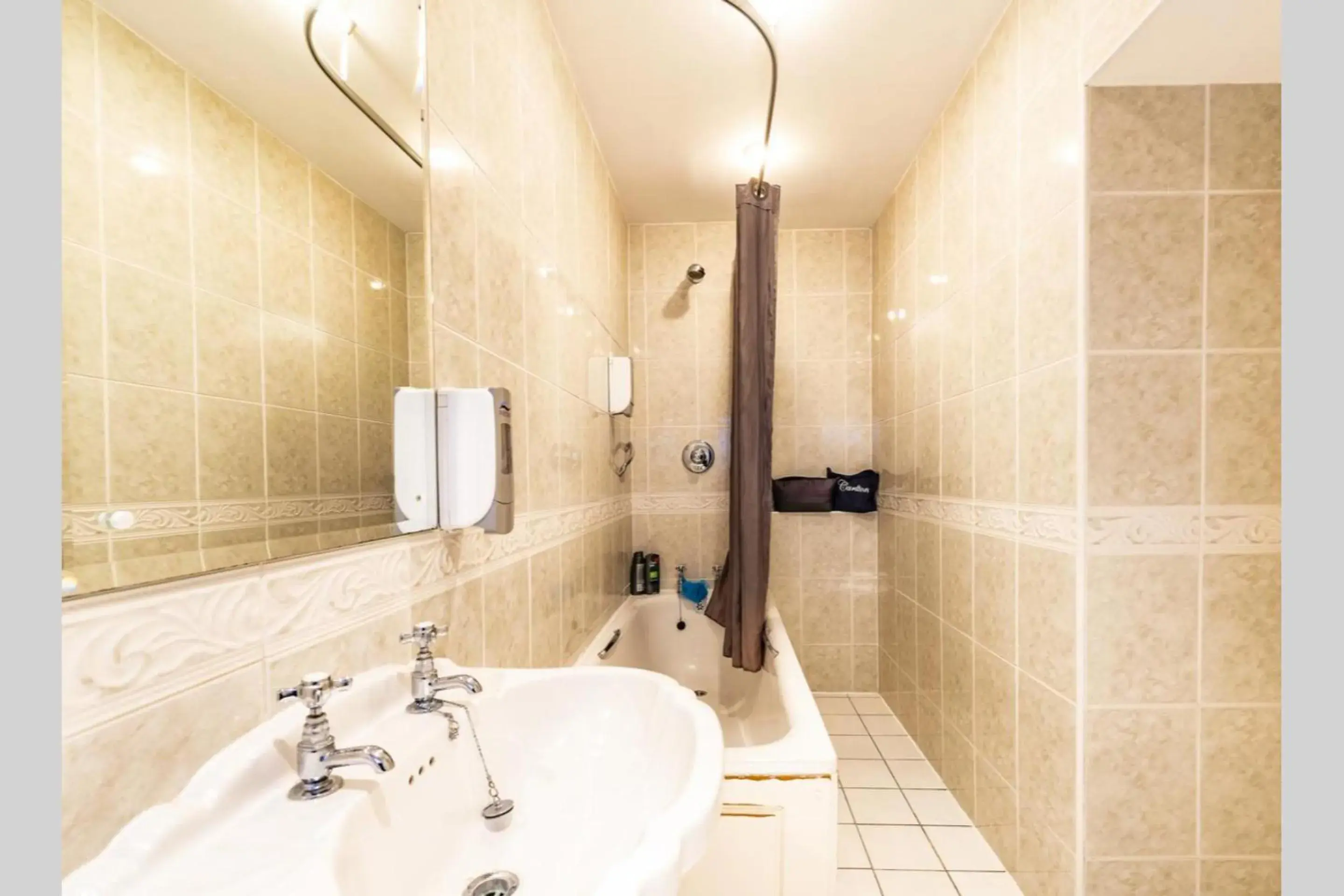 Bathroom in OYO Paddington House Hotel