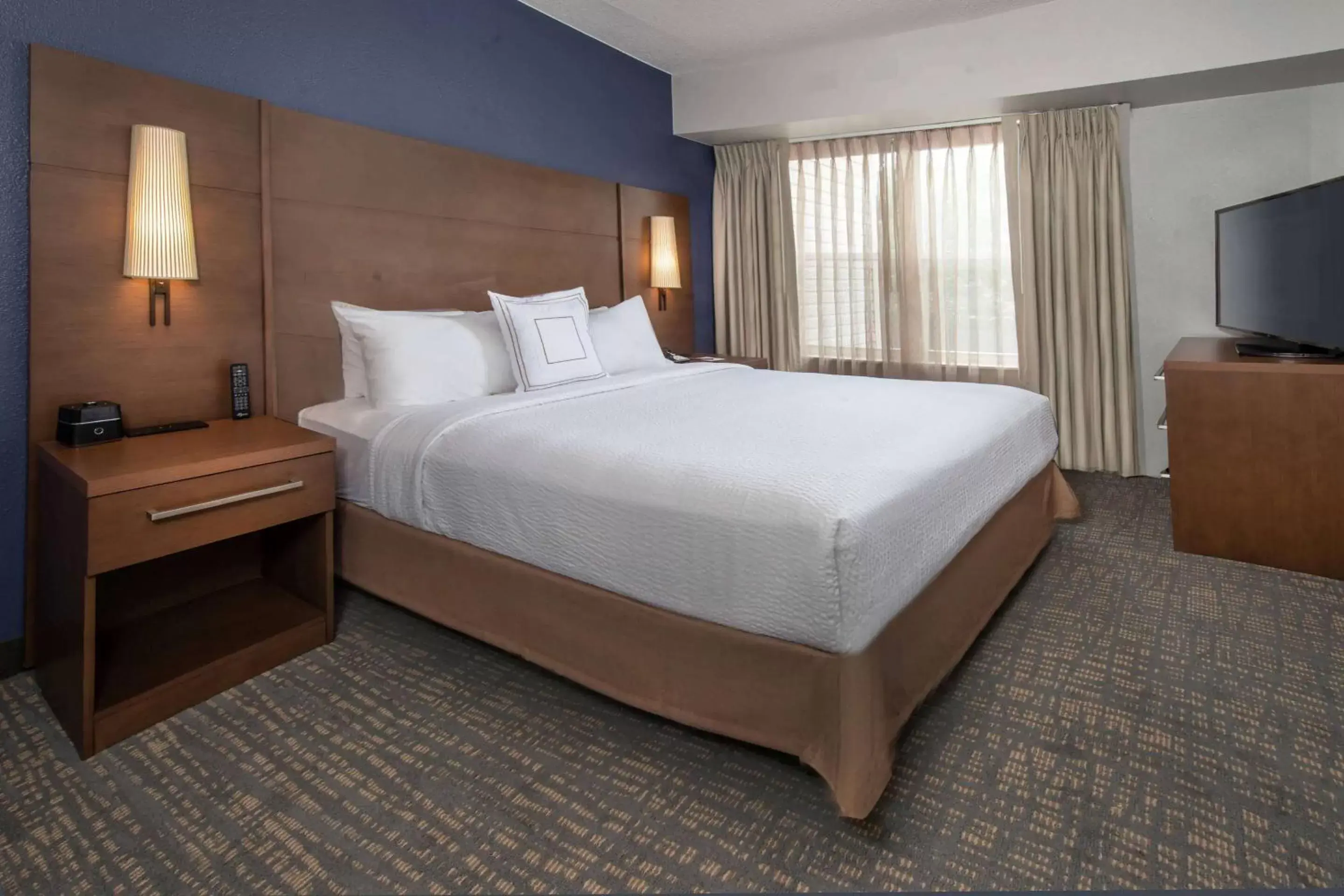 Photo of the whole room, Bed in Sonesta ES Suites Baltimore BWI Airport
