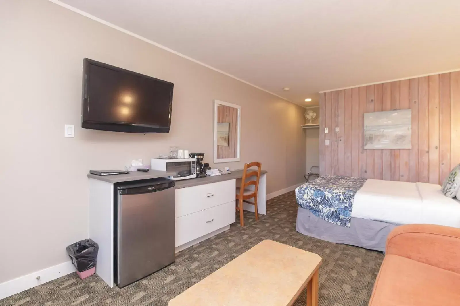 Photo of the whole room, Bed in The Cedarwood Inn & Suites