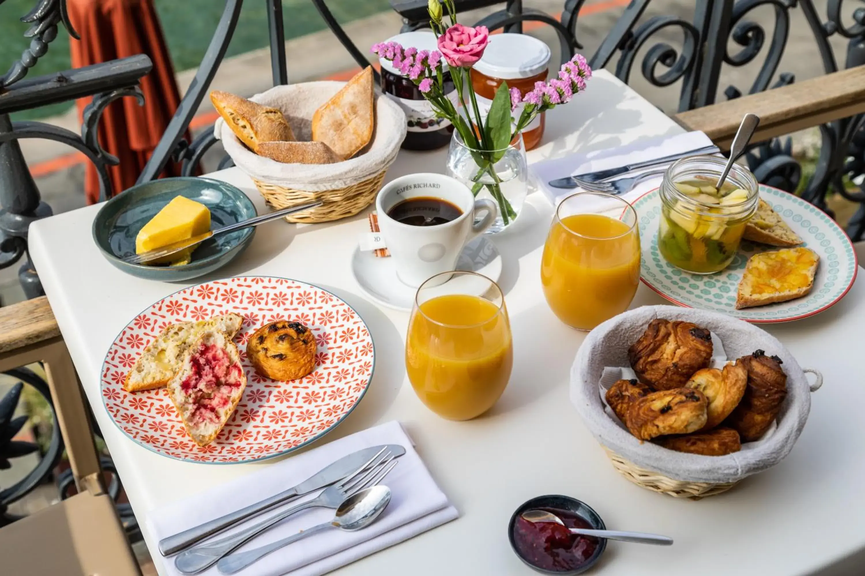 Breakfast in Hôtel De La Vallée