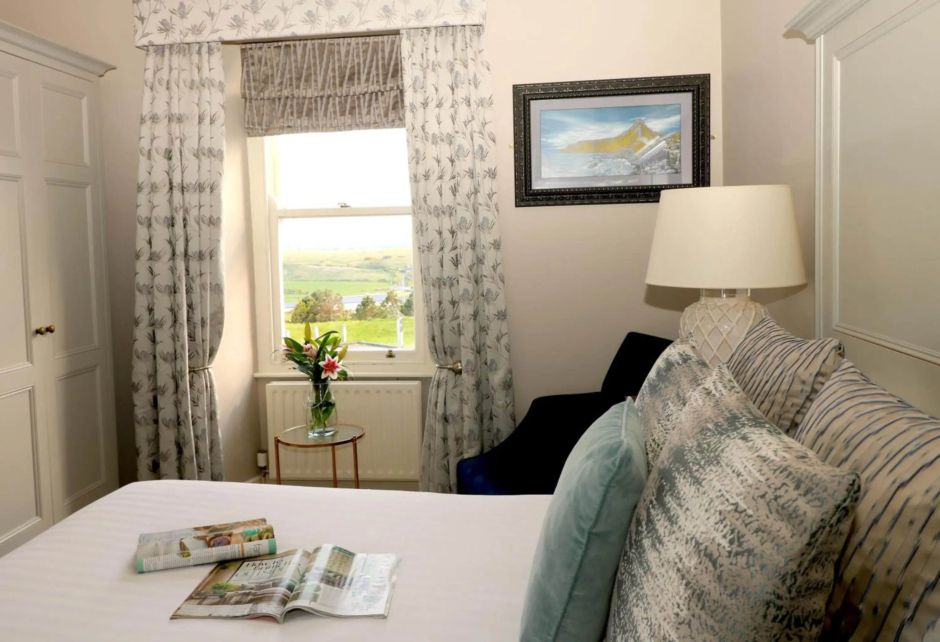 Bedroom, Seating Area in Causeway Hotel