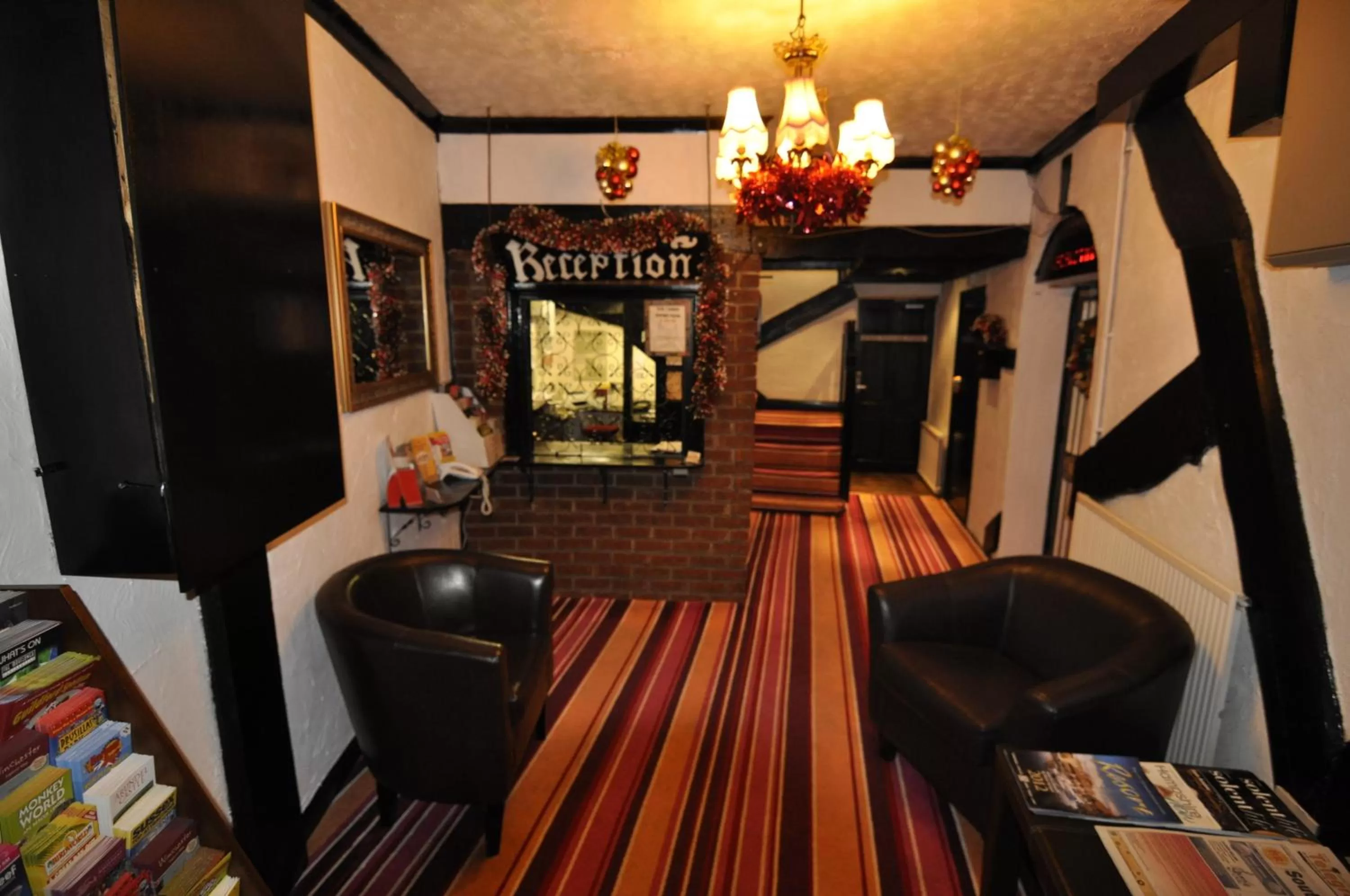 Lobby or reception in The Roundabout Hotel