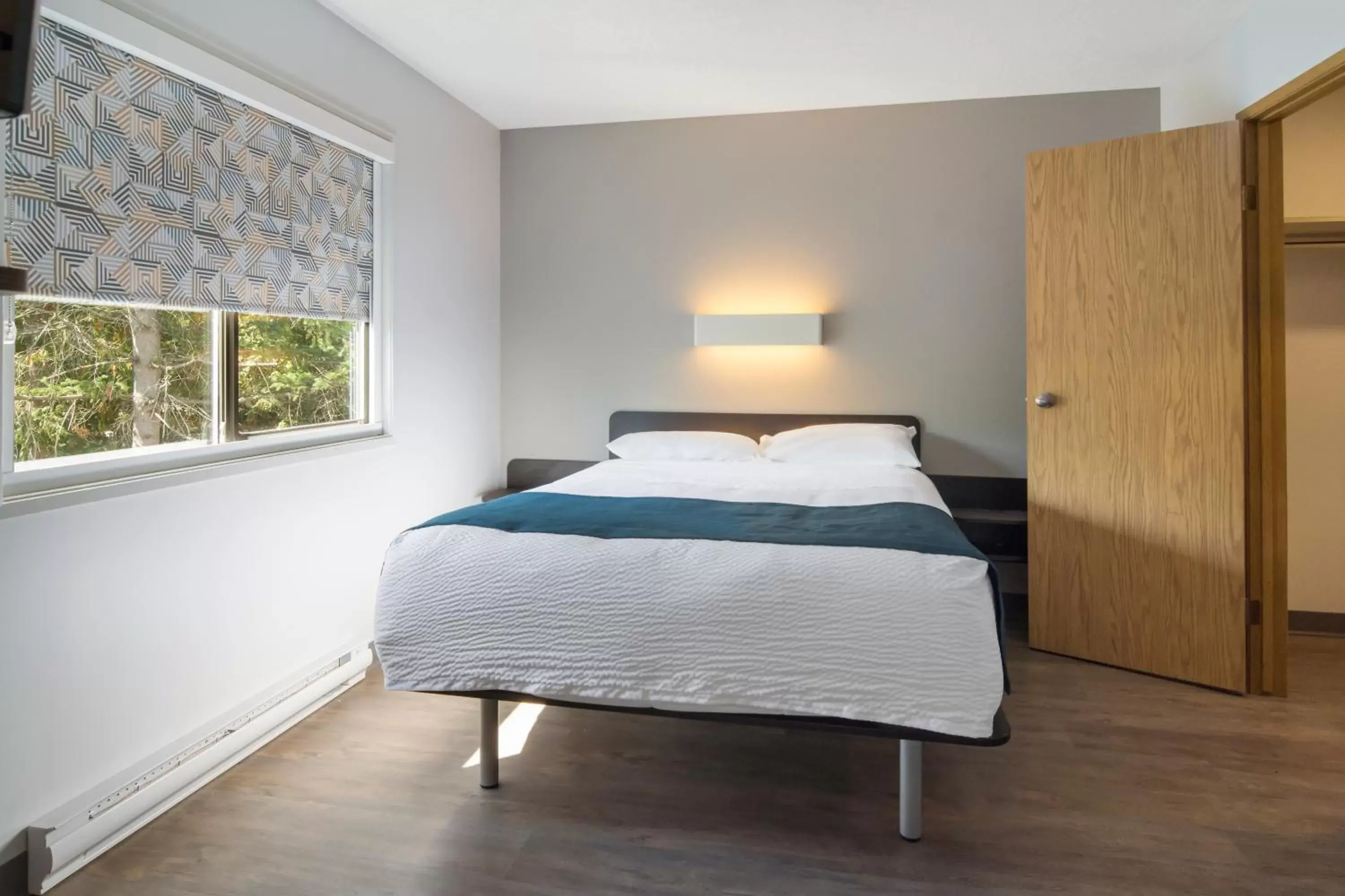 Bedroom, Bed in Motel 6-Saanichton, BC - Victoria Airport Bedroom, Bed in Motel 6-Saanichton, BC - Victoria Airport