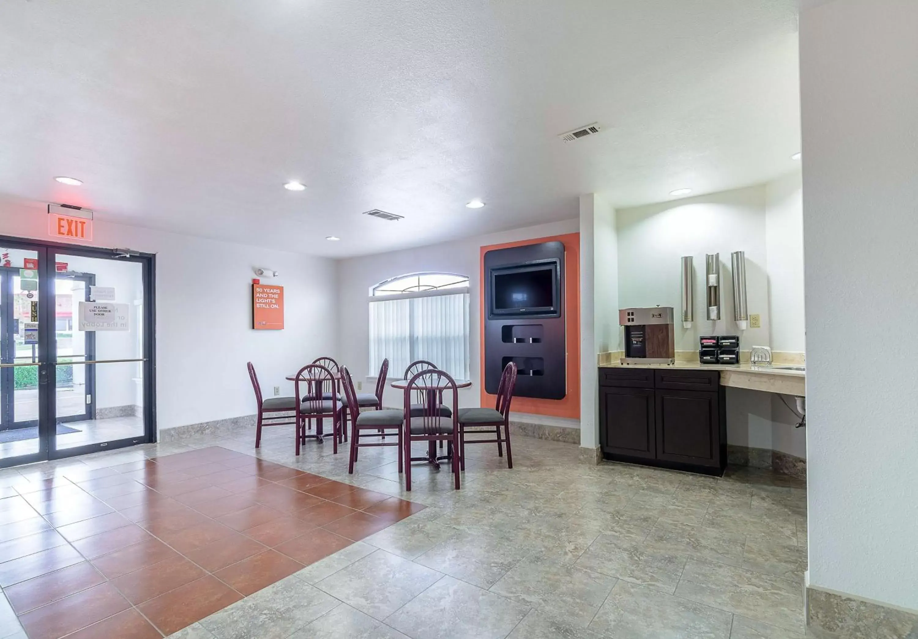 Communal lounge/ TV room, Seating Area in Motel 6-Canton, TX