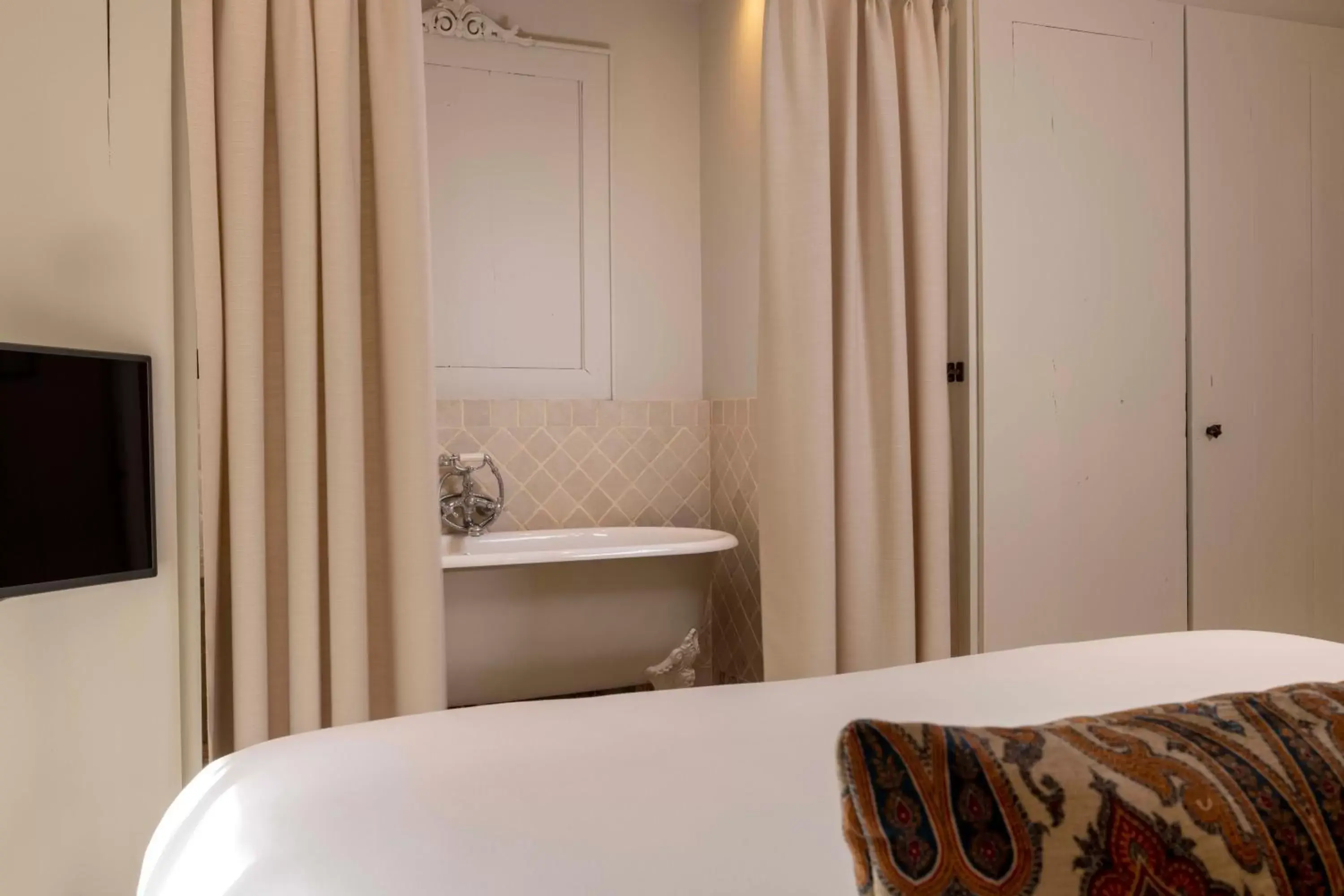 Bath, Bed in Hôtel de Banville