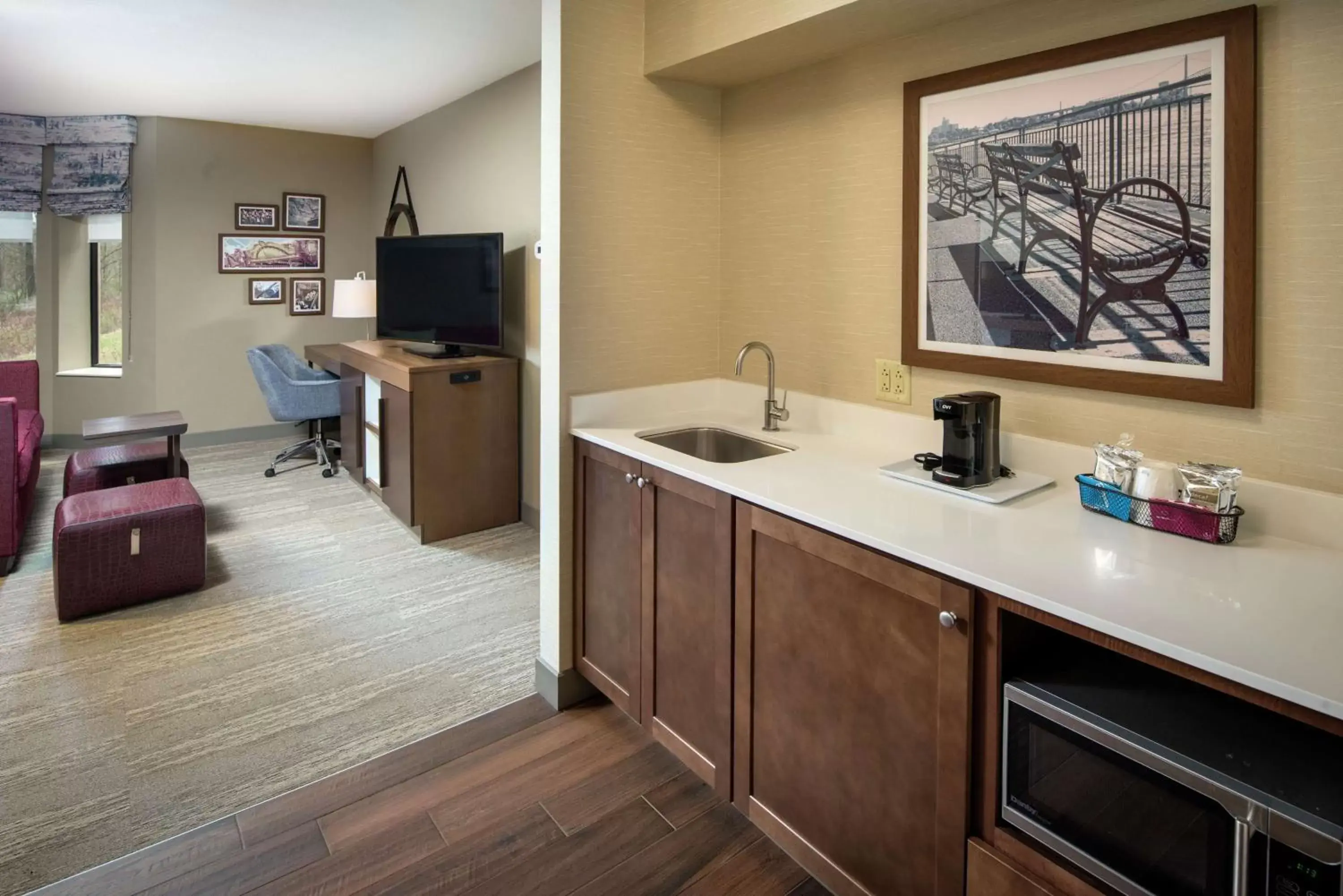 Bedroom, Kitchen/Kitchenette in Hampton Inn & Suites Binghamton/Vestal