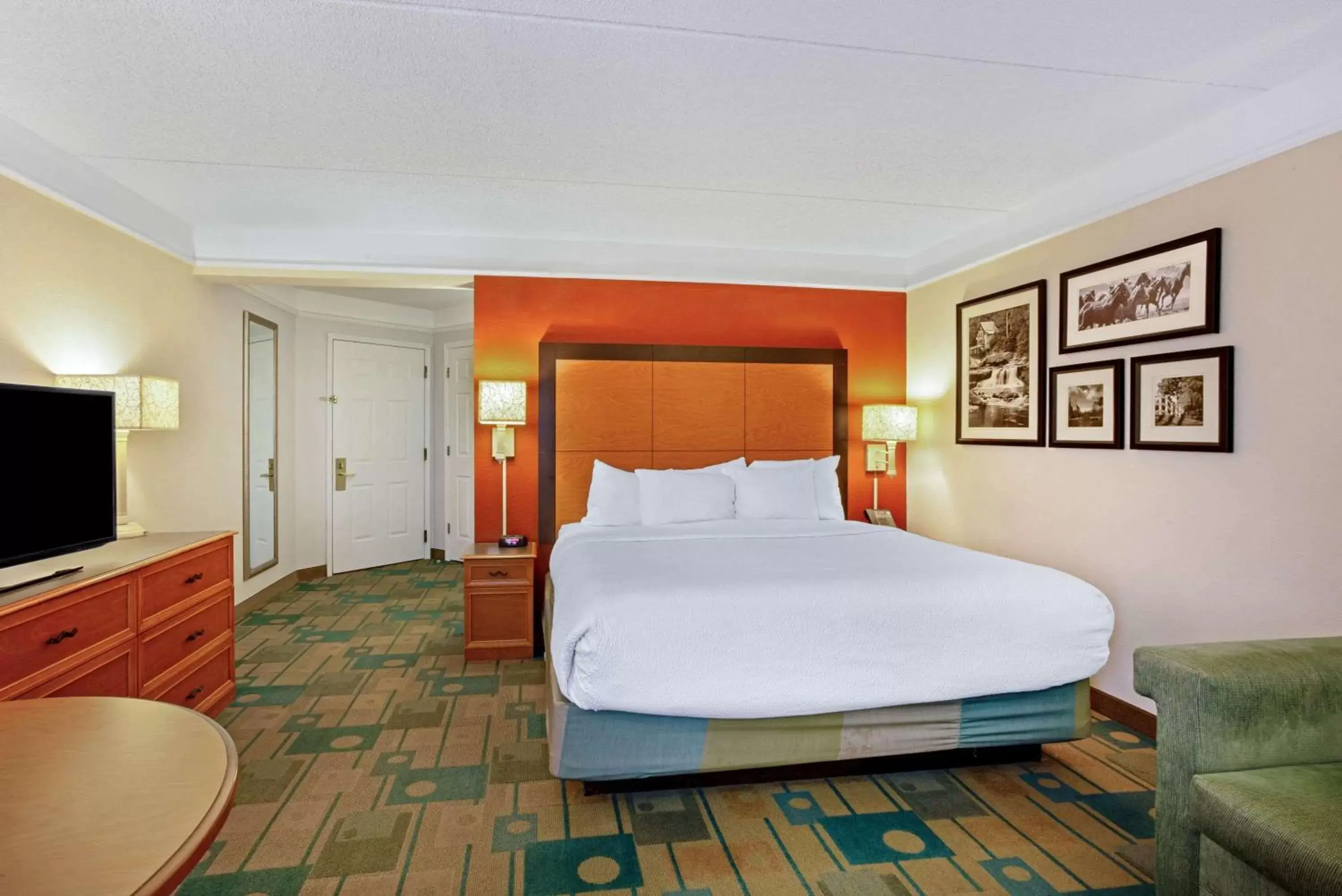 Photo of the whole room, Bed in La Quinta by Wyndham Winston-Salem