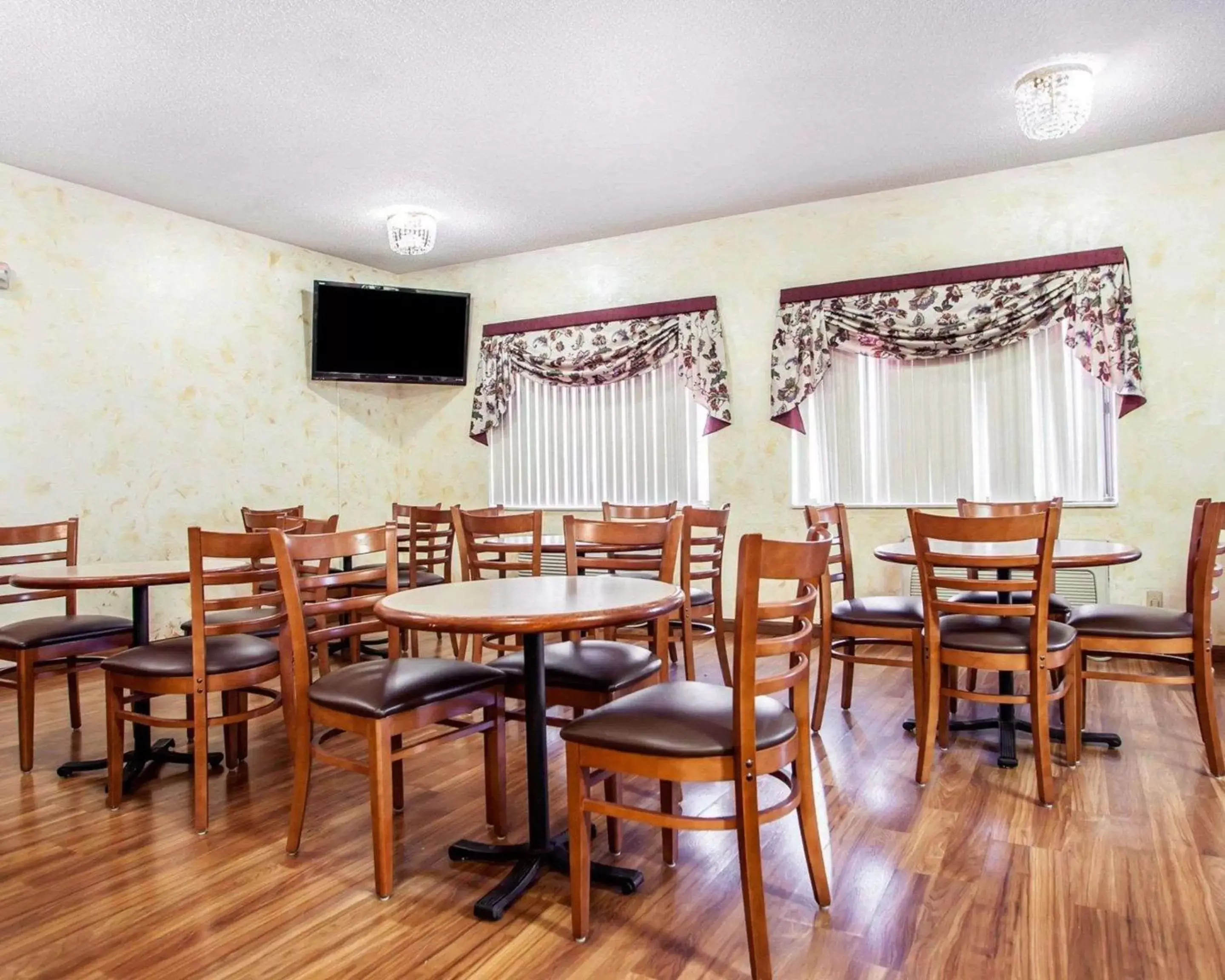 Restaurant/Places to Eat in Quality Inn & Suites Champaign