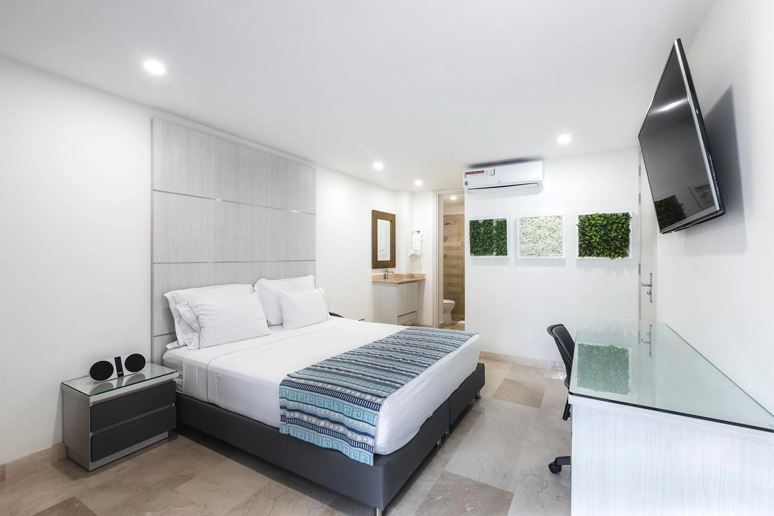 Bed in Hotel Madeiro