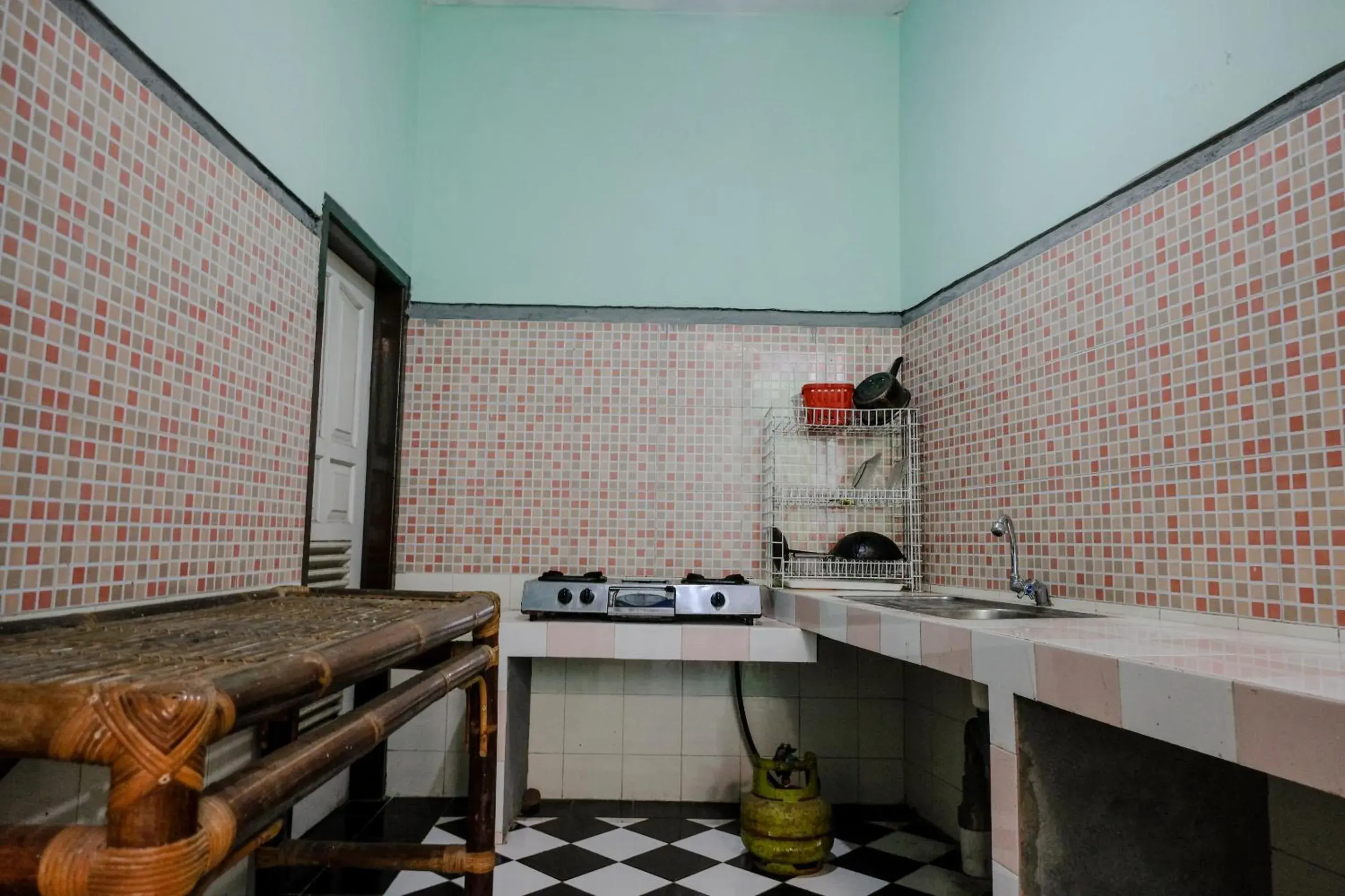 Kitchen or kitchenette, Kitchen/Kitchenette in OYO 2046 Villa Hardi
