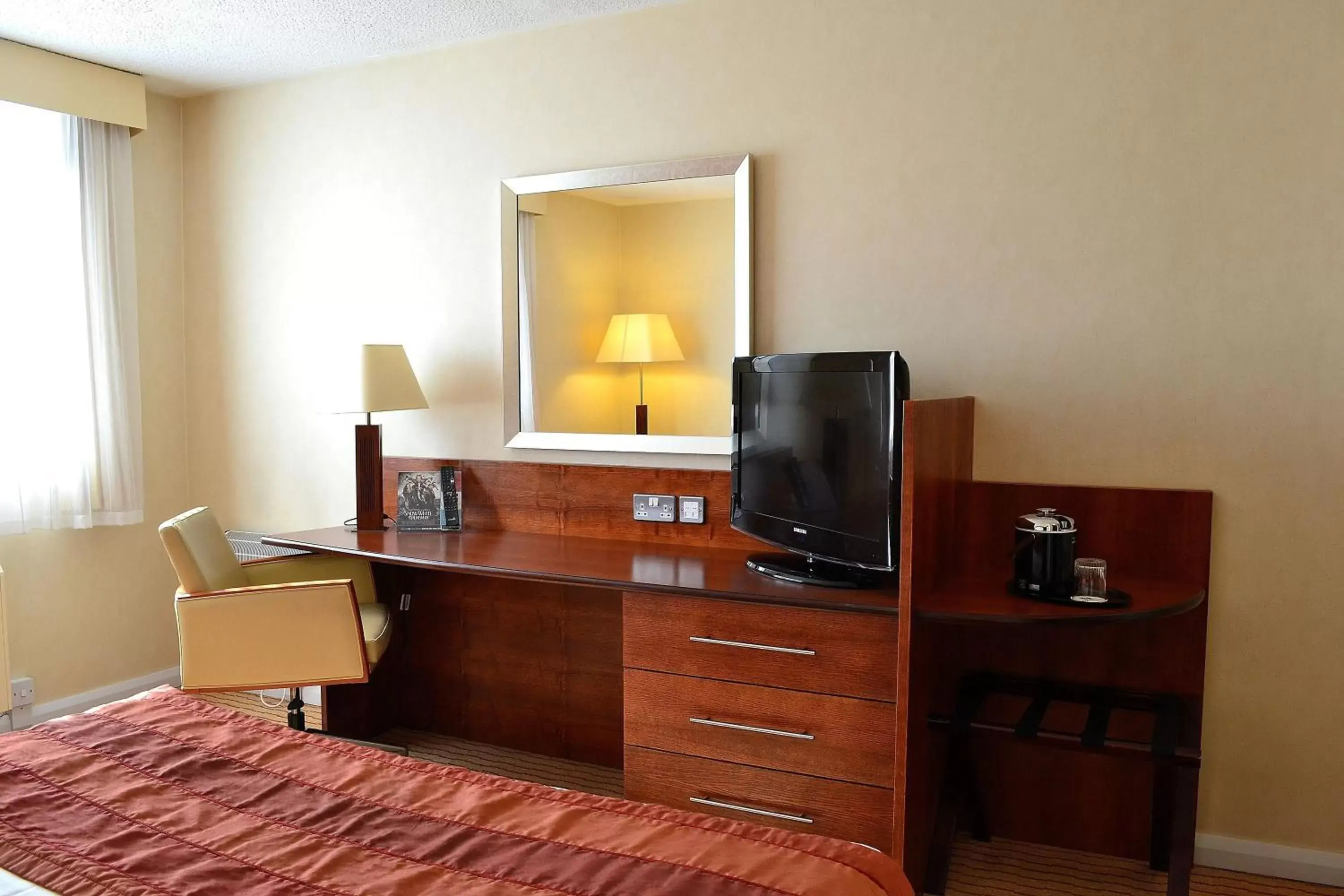 Photo of the whole room, TV/Entertainment Center in Holiday Inn Northampton, an IHG Hotel