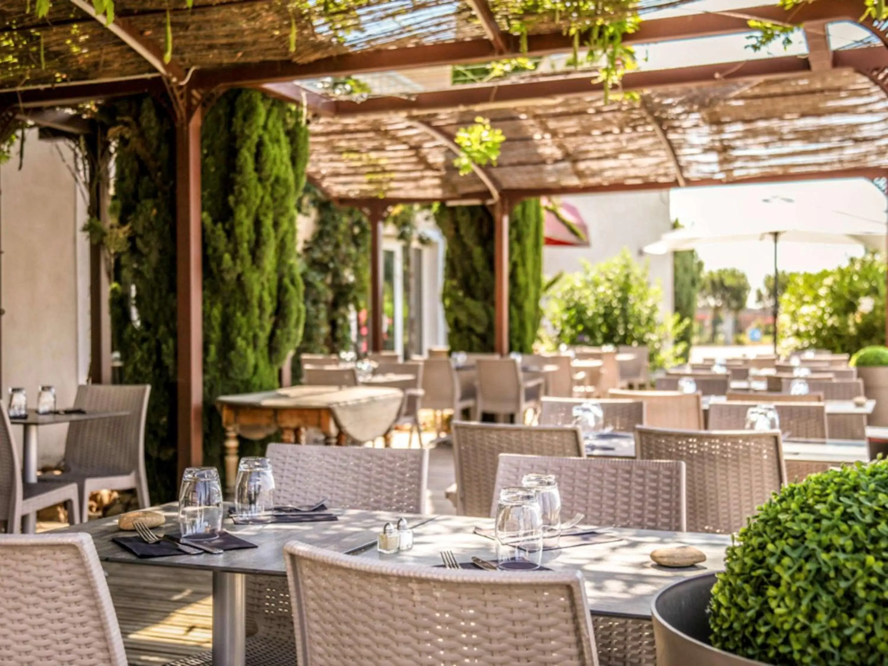 Restaurant/Places to Eat in ibis Orange Sud