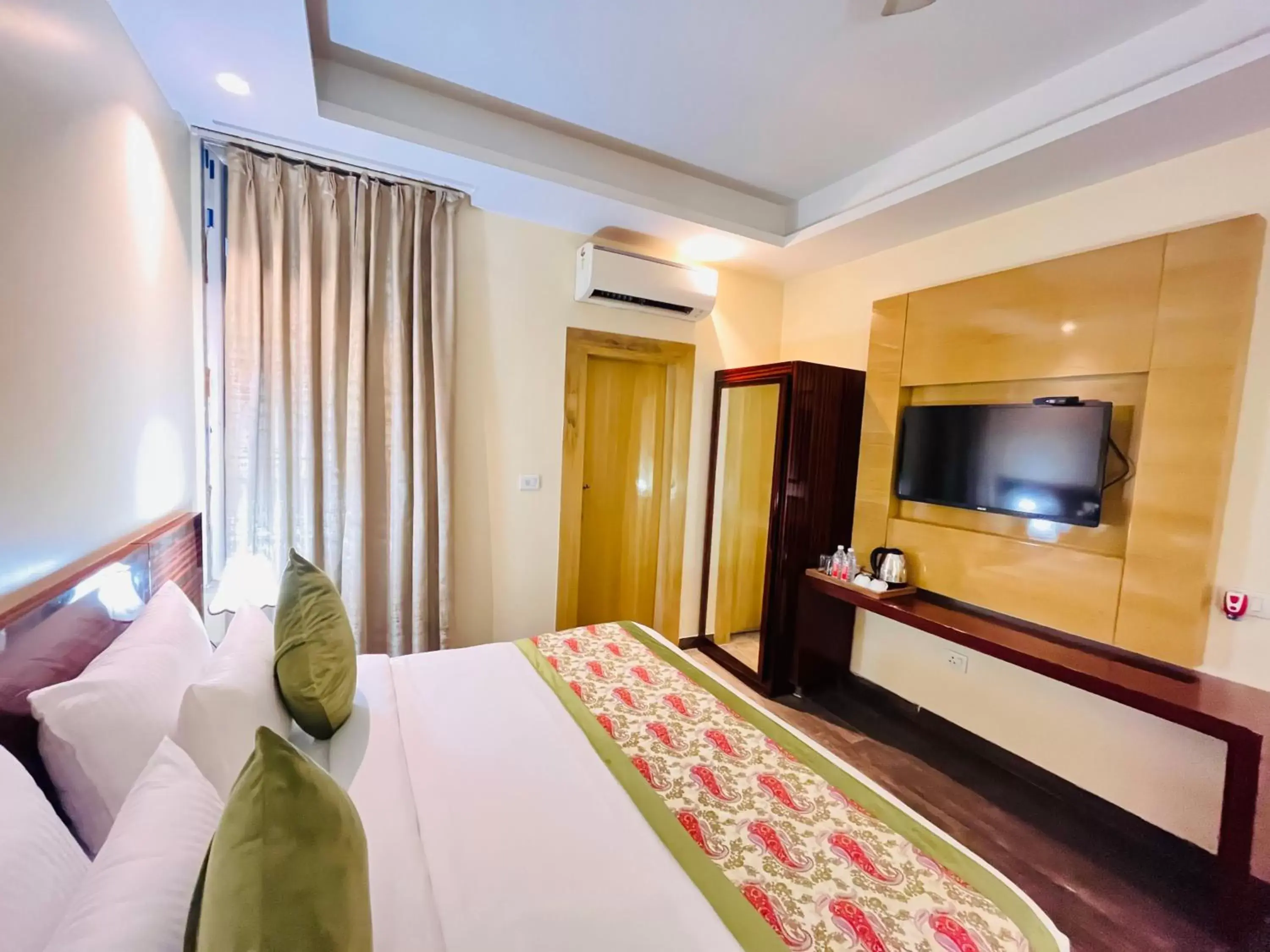 Bed, TV/Entertainment Center in Hotel Banz - Near Delhi International Airport