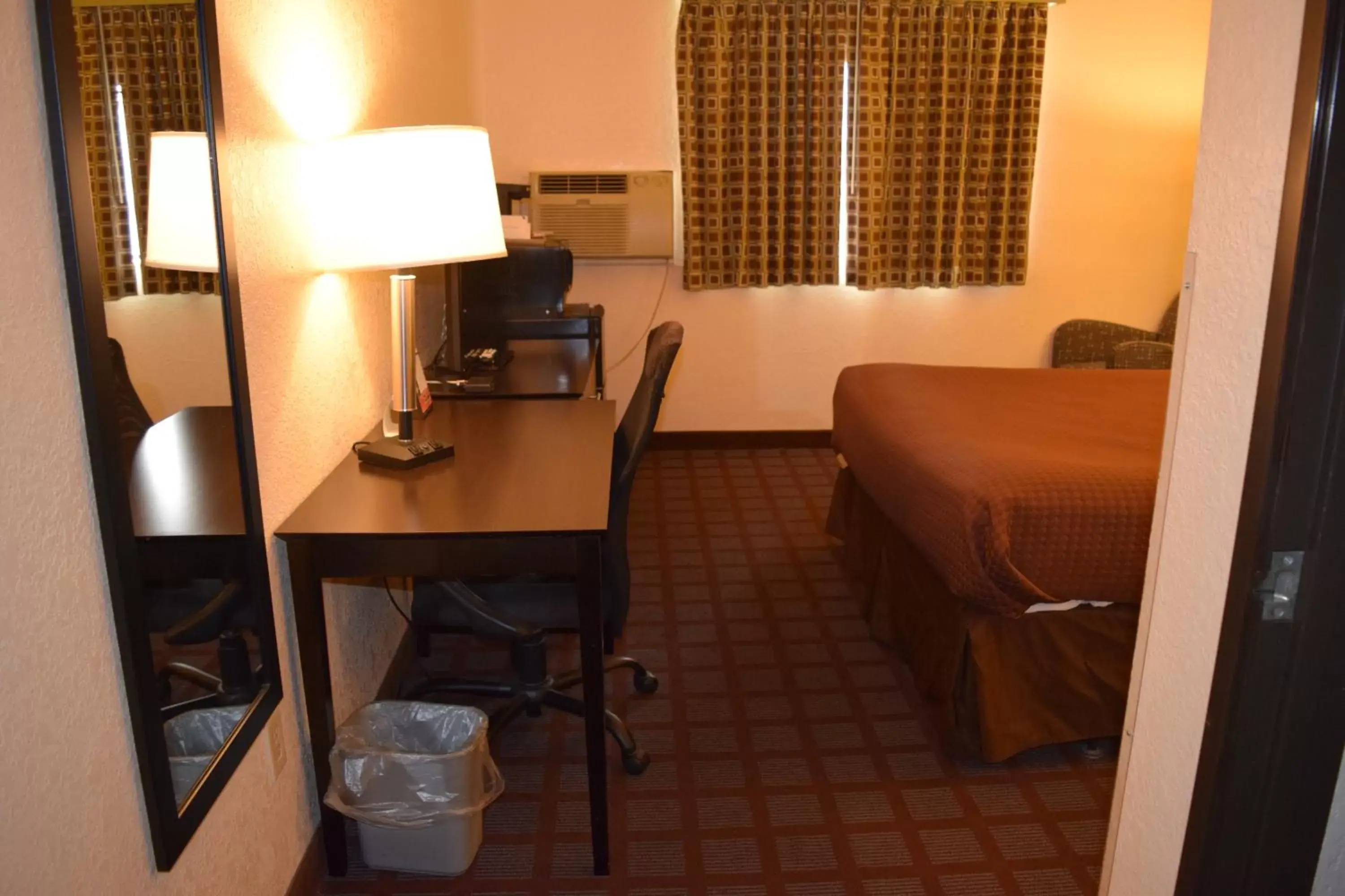 Photo of the whole room, Bed in Super 8 by Wyndham Saginaw