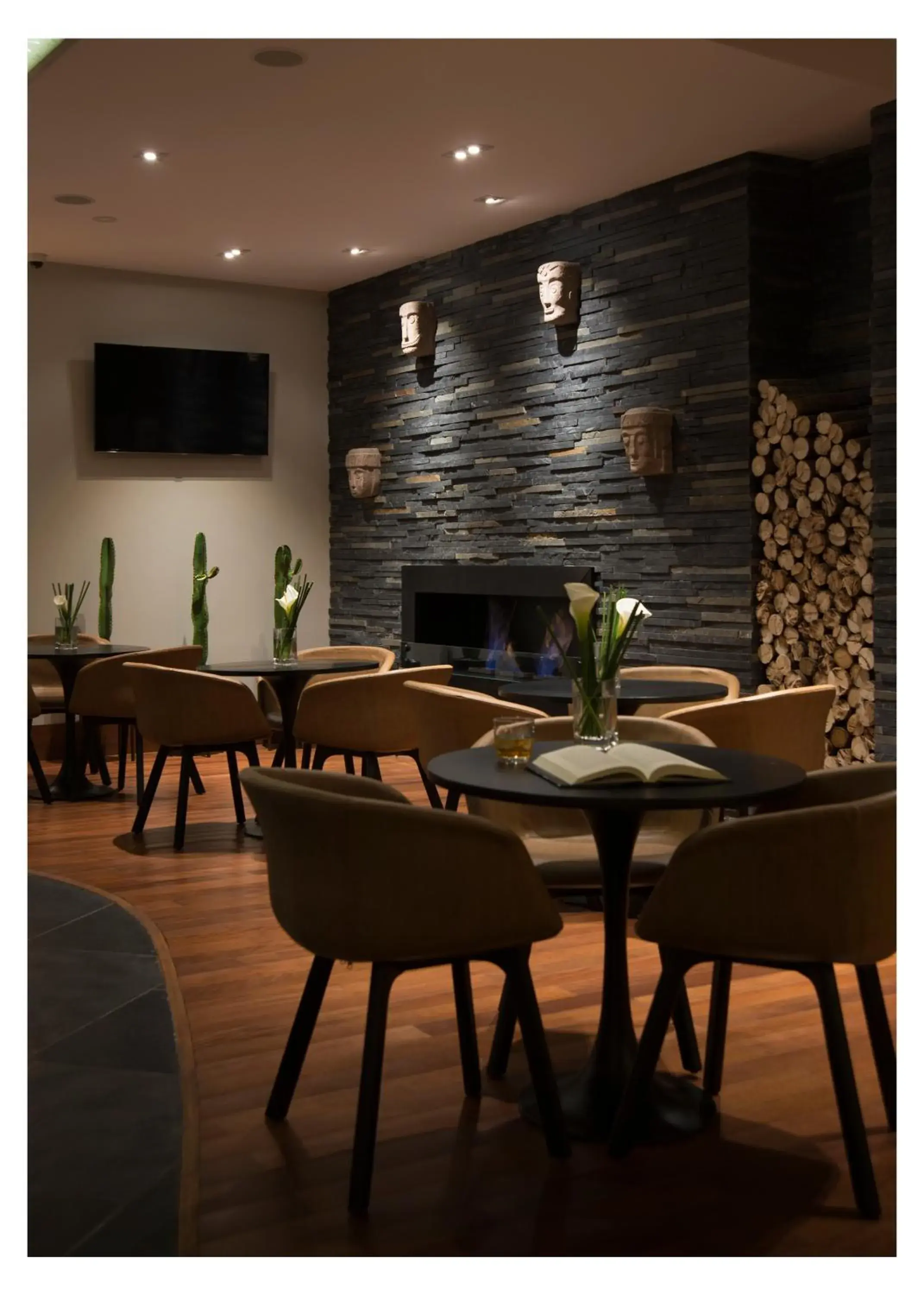 Lounge or bar, Restaurant/Places to Eat in Casa Grande Suites