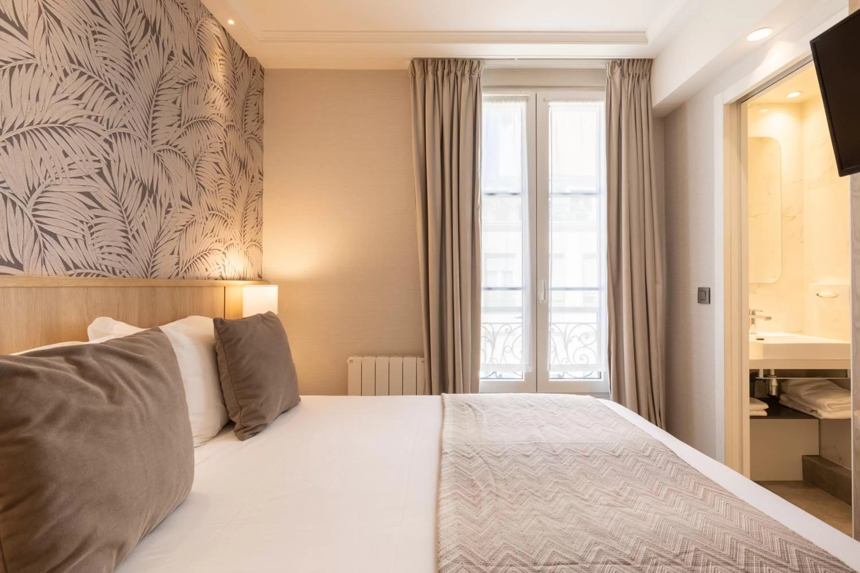 Bed in Prince Albert Lyon Bercy