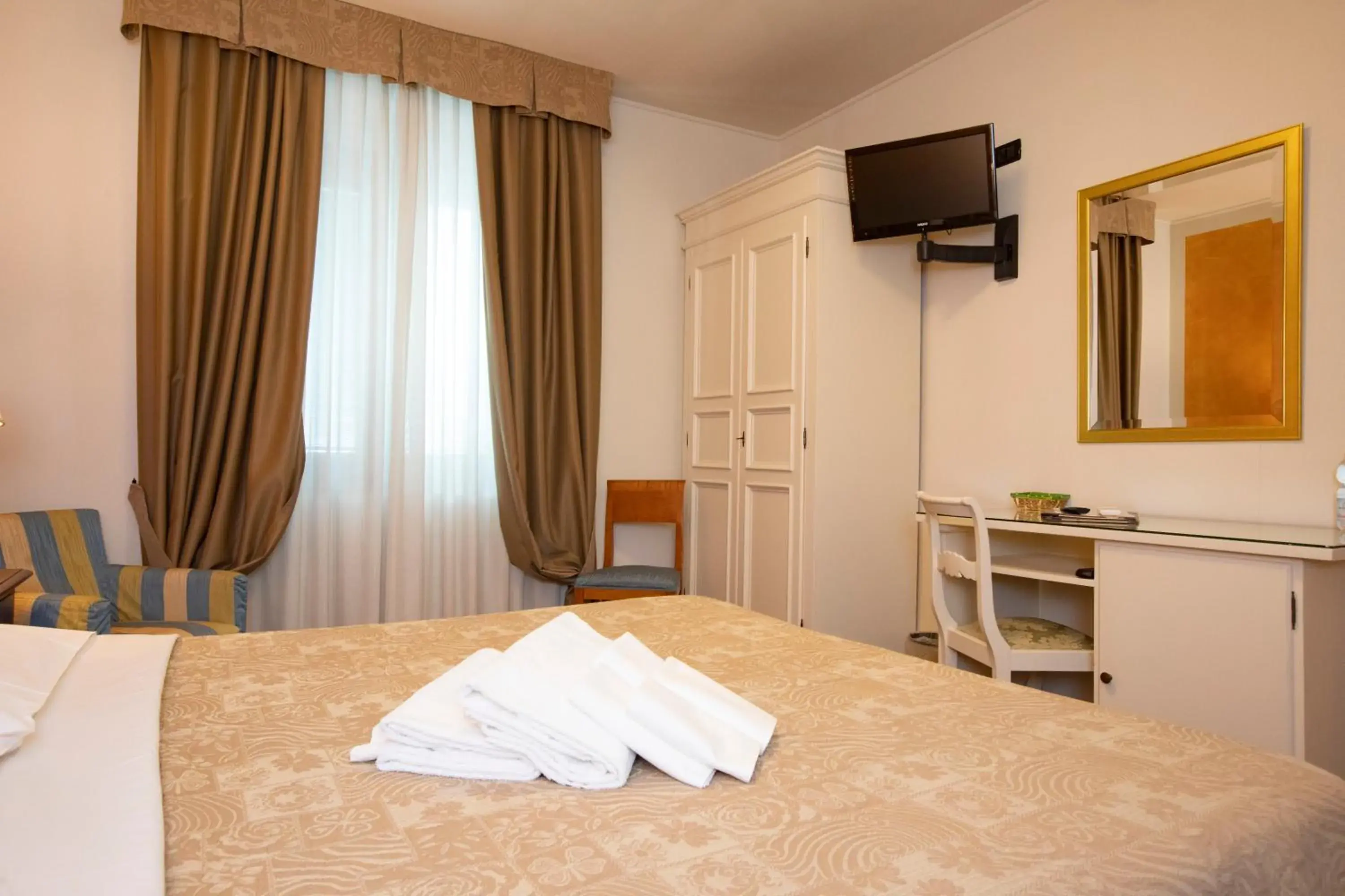 Photo of the whole room, TV/Entertainment Center in Hotel Arcobaleno Siena