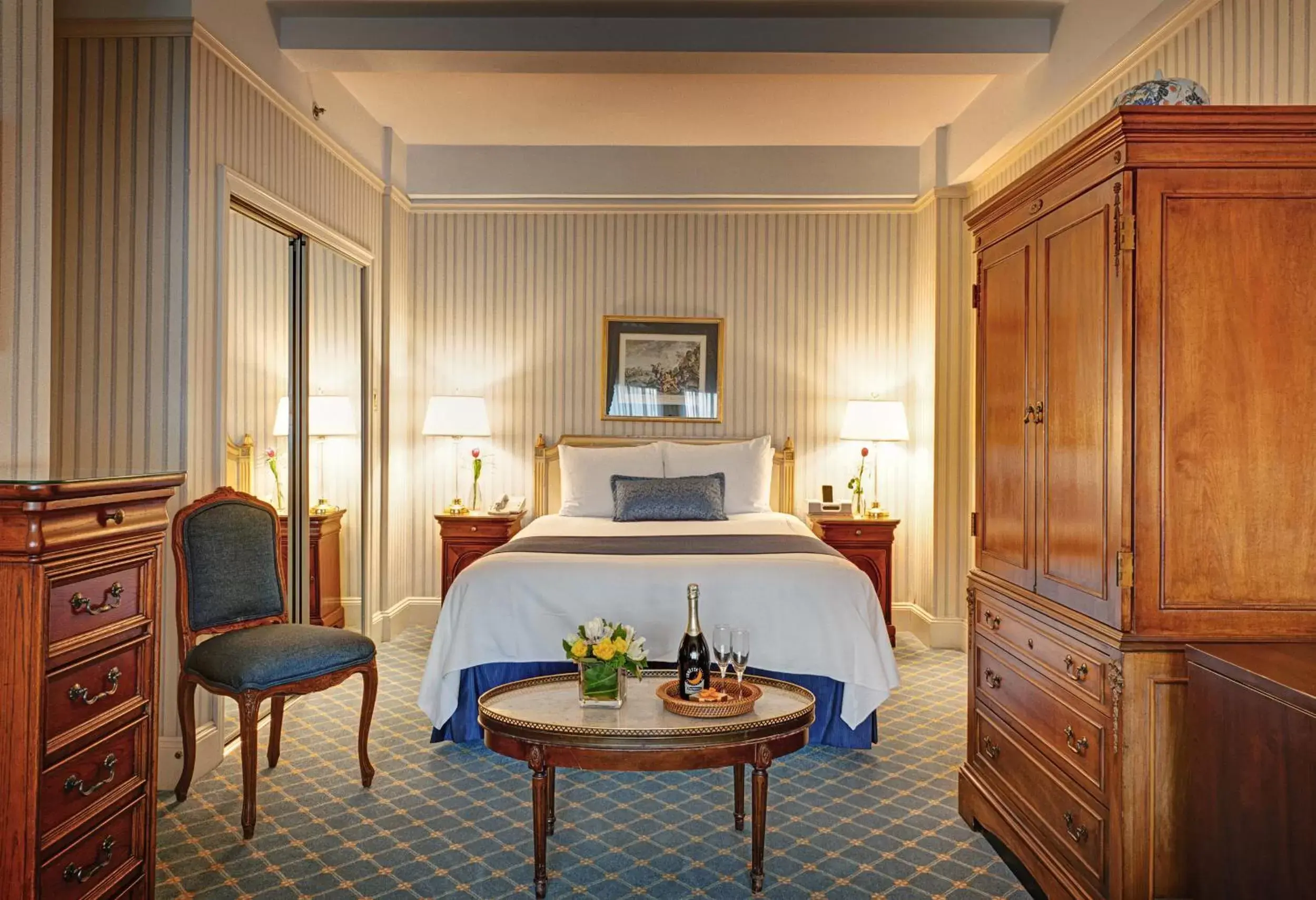 Photo of the whole room in Hotel Elysee by Library Hotel Collection
