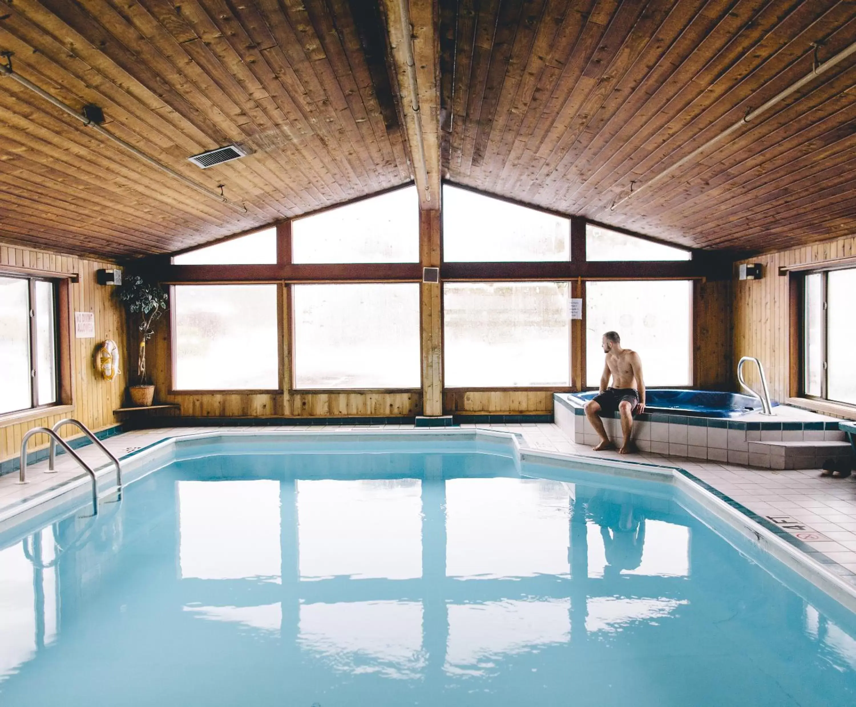 Hot Tub, Swimming Pool in Commodores Inn