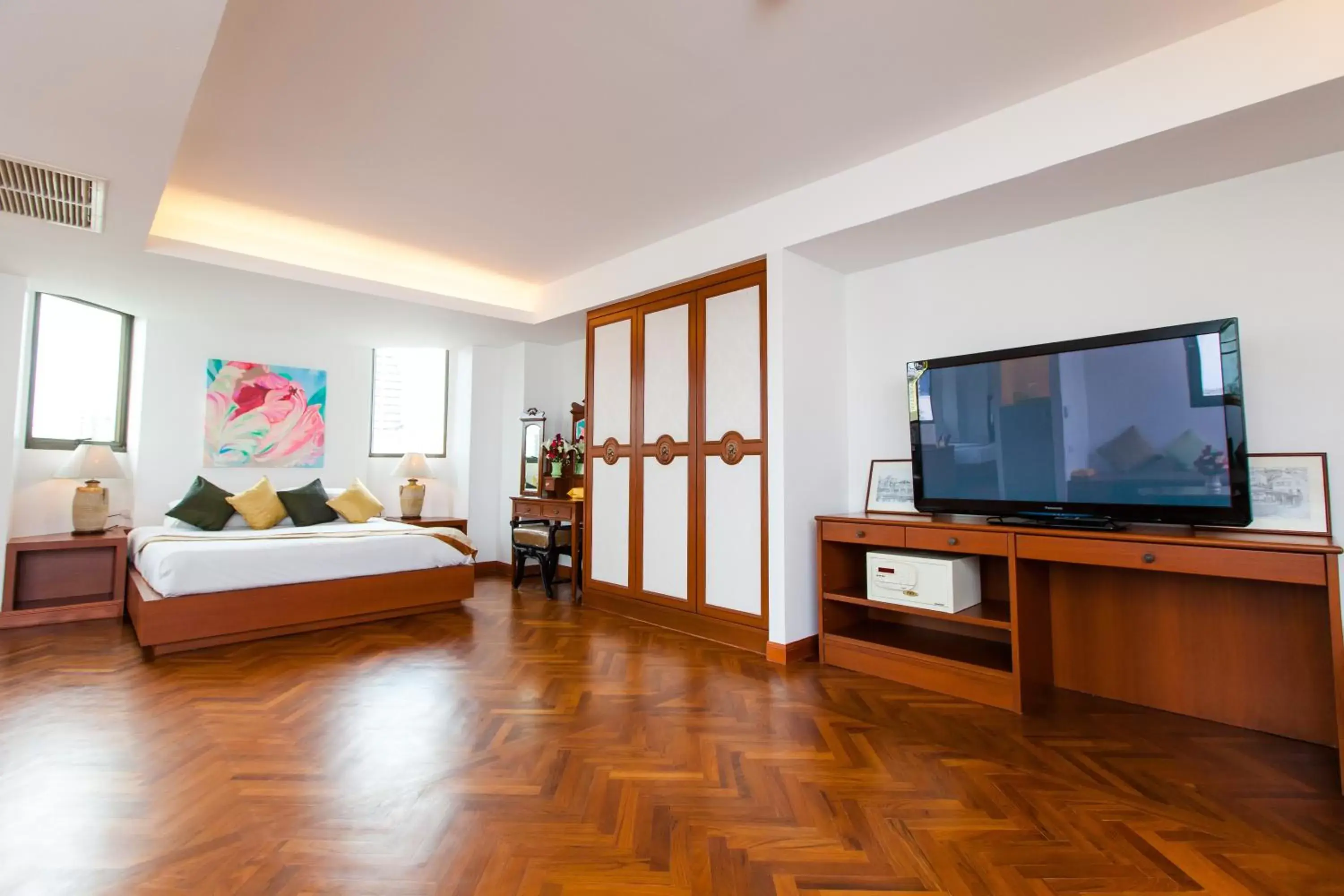 Bed, TV/Entertainment Center in The Grand Sathorn