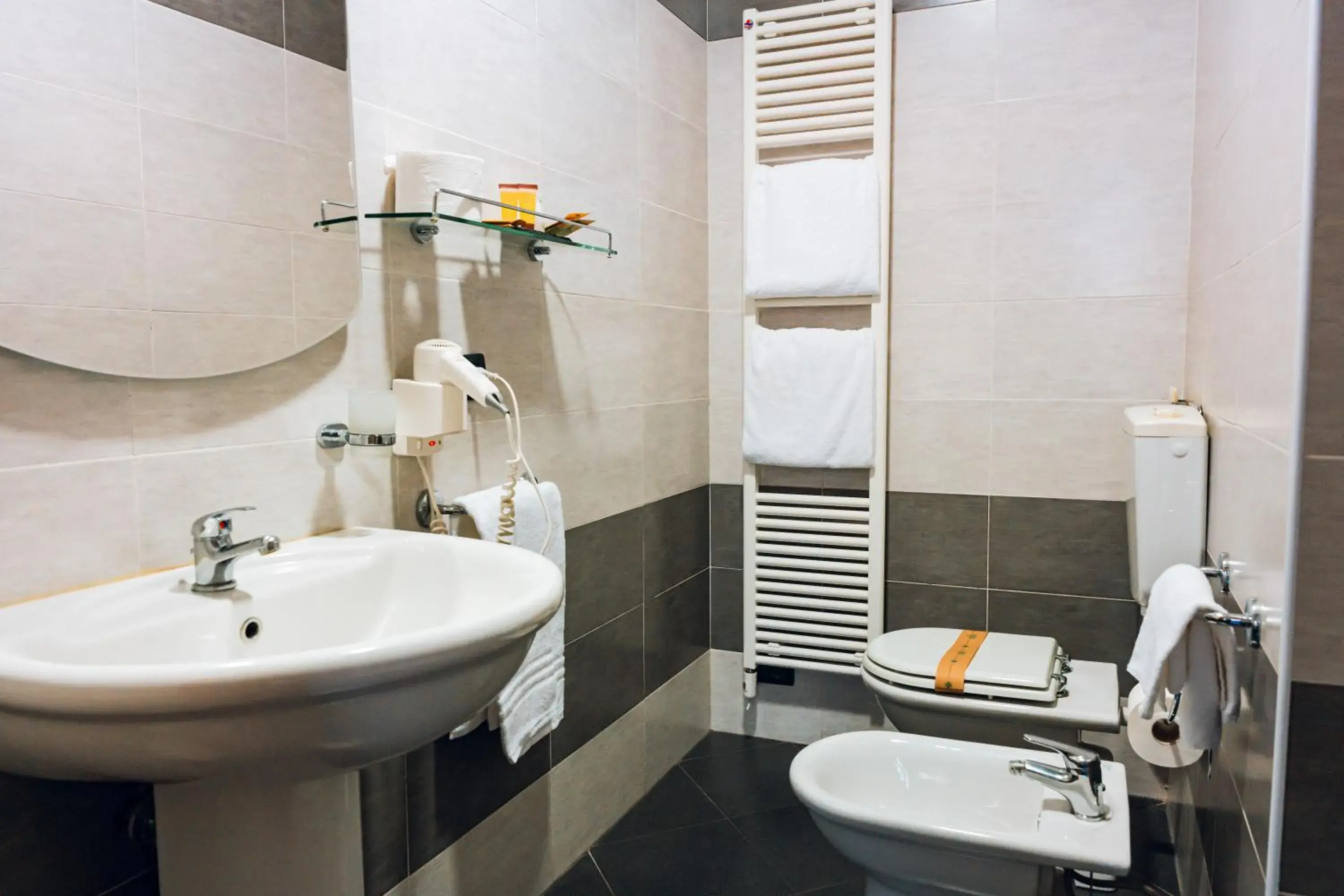 Bathroom in Hotel Torre della Vittoria 1928