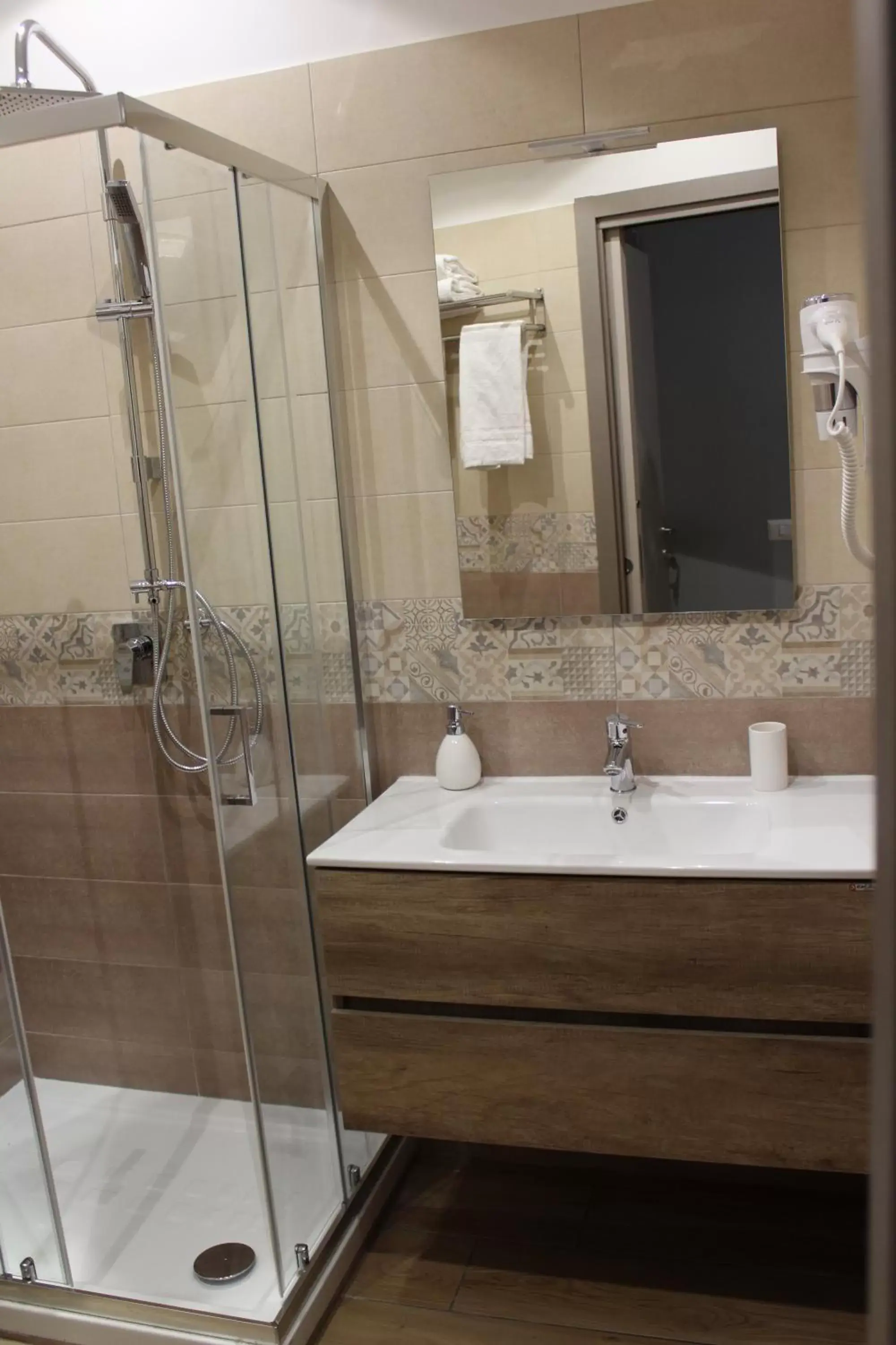 Shower, Bathroom in Central Station Garibaldi