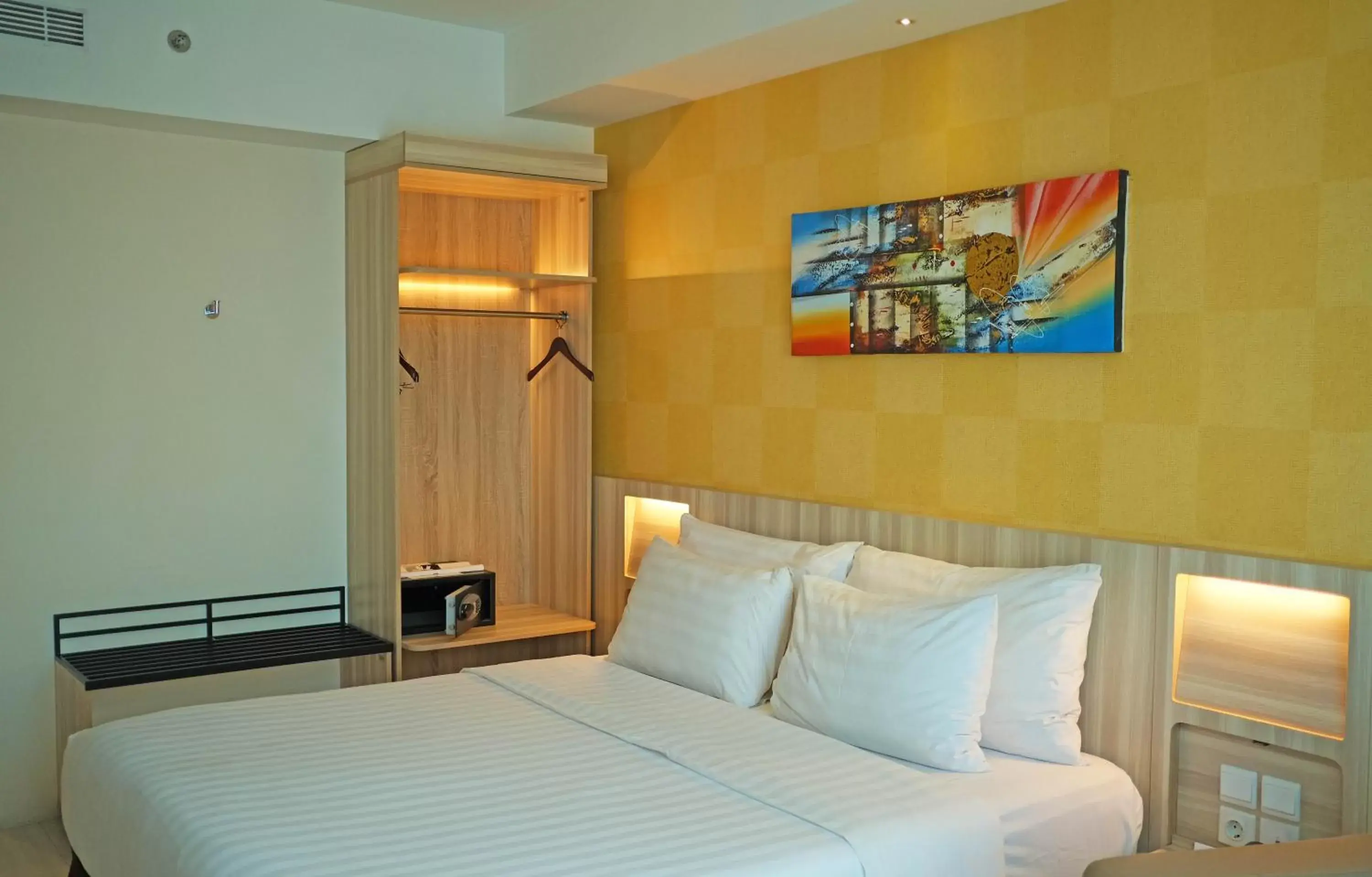 Guests, Bed in Swiss-Belhotel Makassar