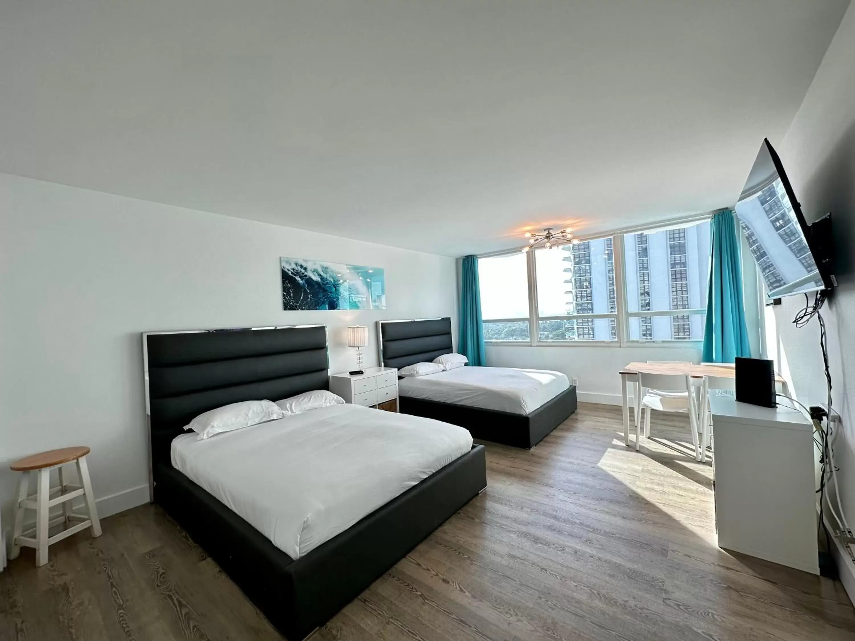 Bay View Studio, 2 Queen Beds in SeaStays Apartments