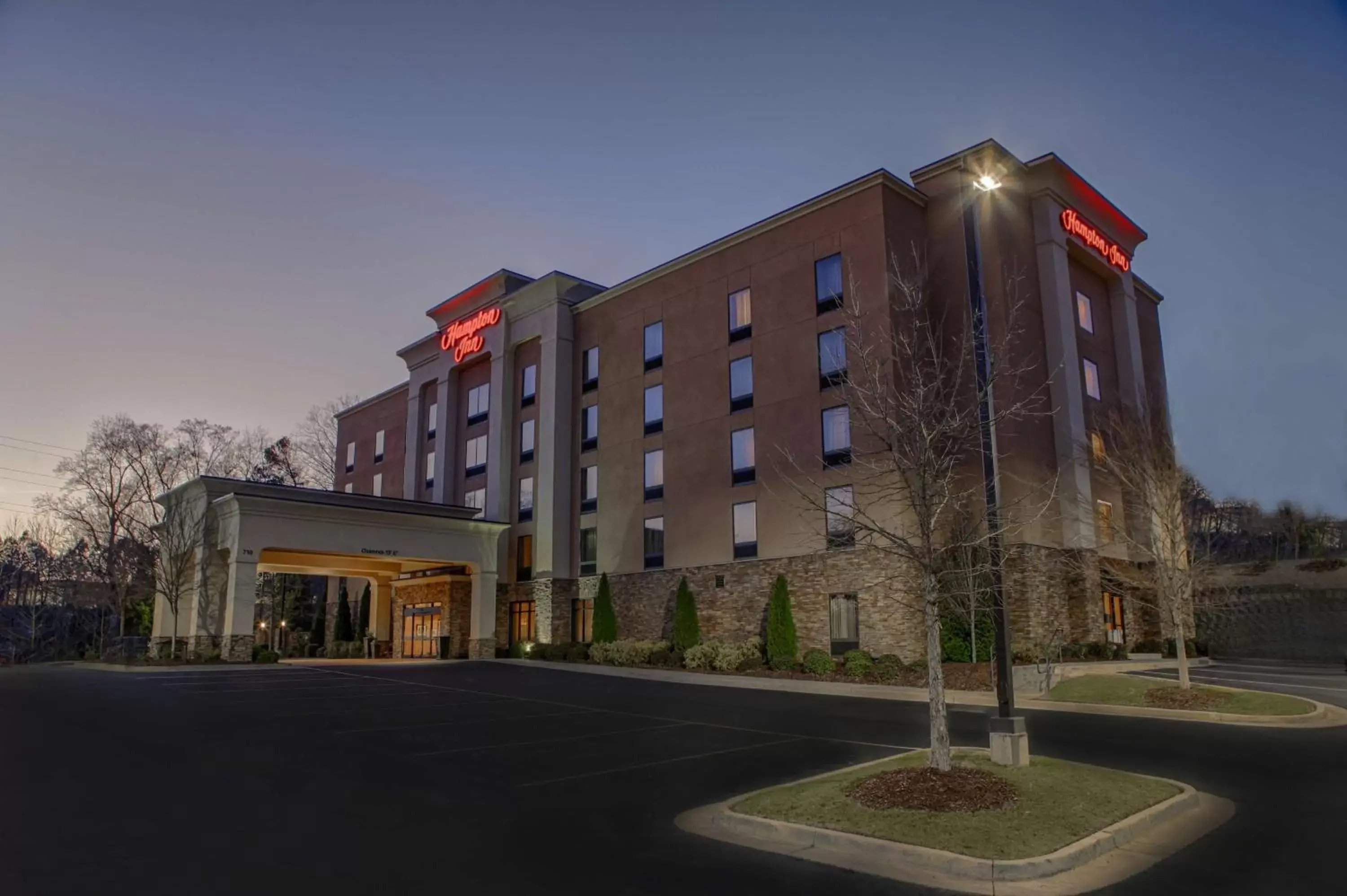 Property Building in Hampton Inn Atlanta-Canton