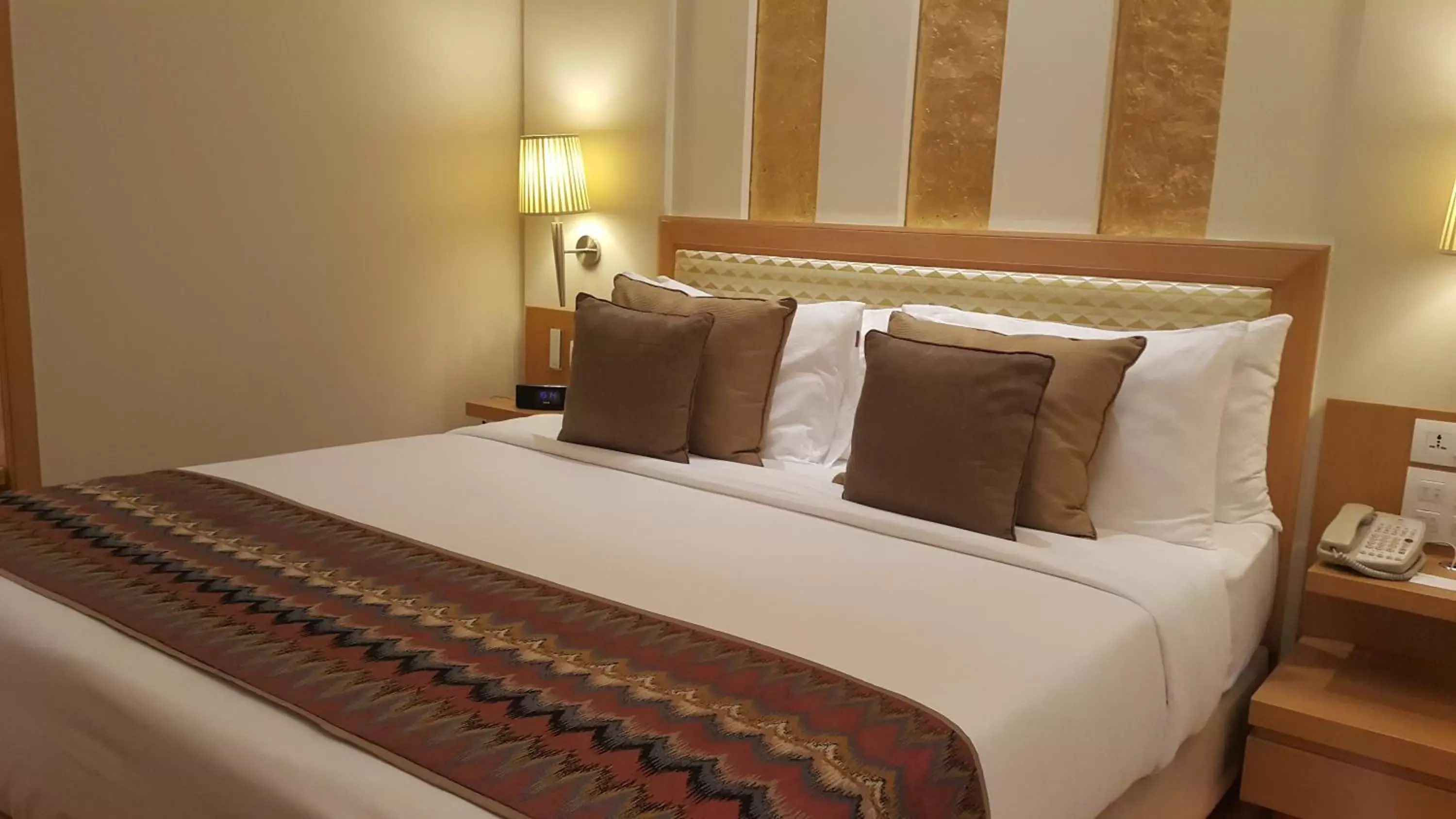 Bedroom, Bed in Radisson Noida
