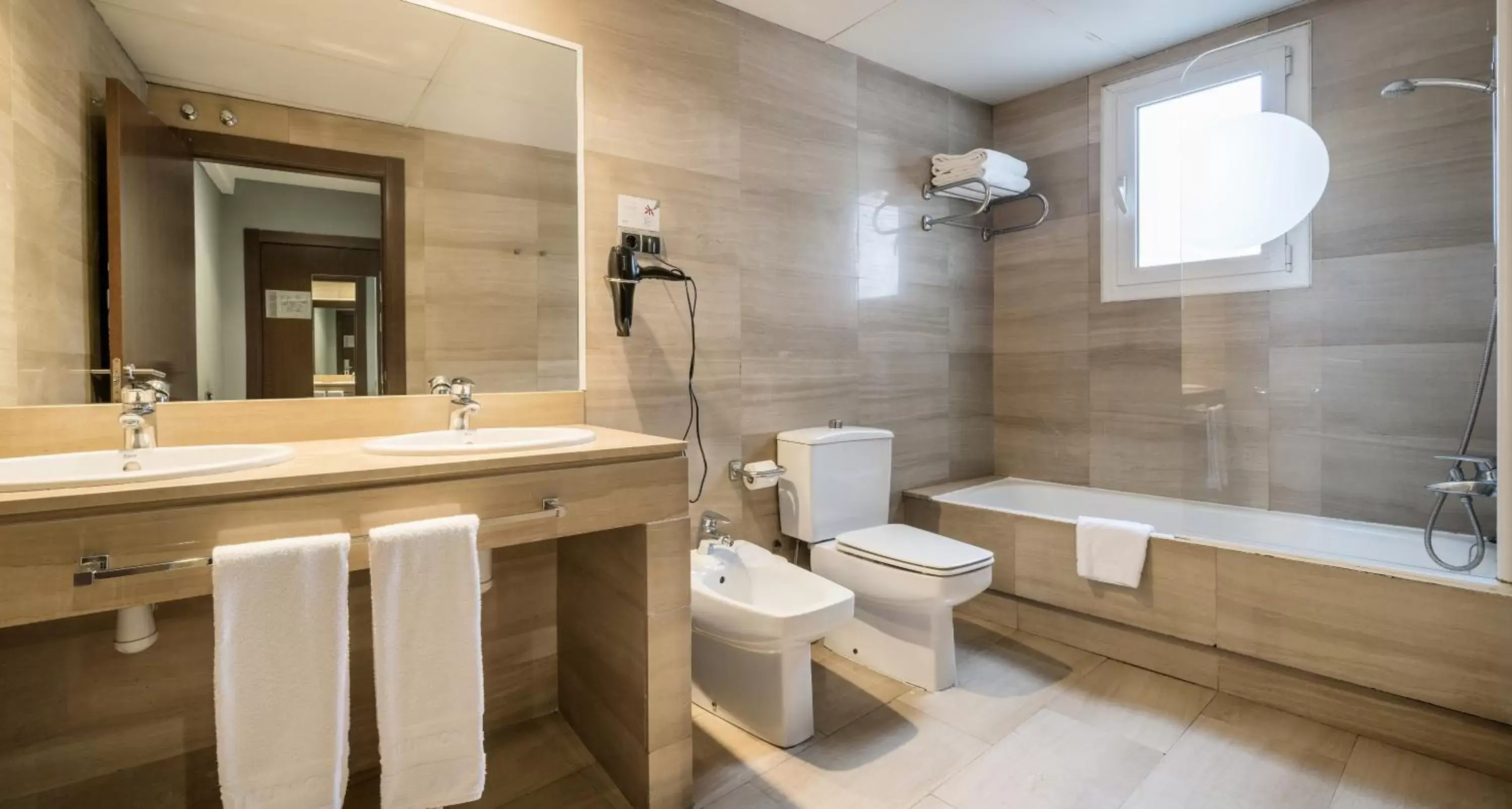 Shower, Bathroom in Ilunion Almirante