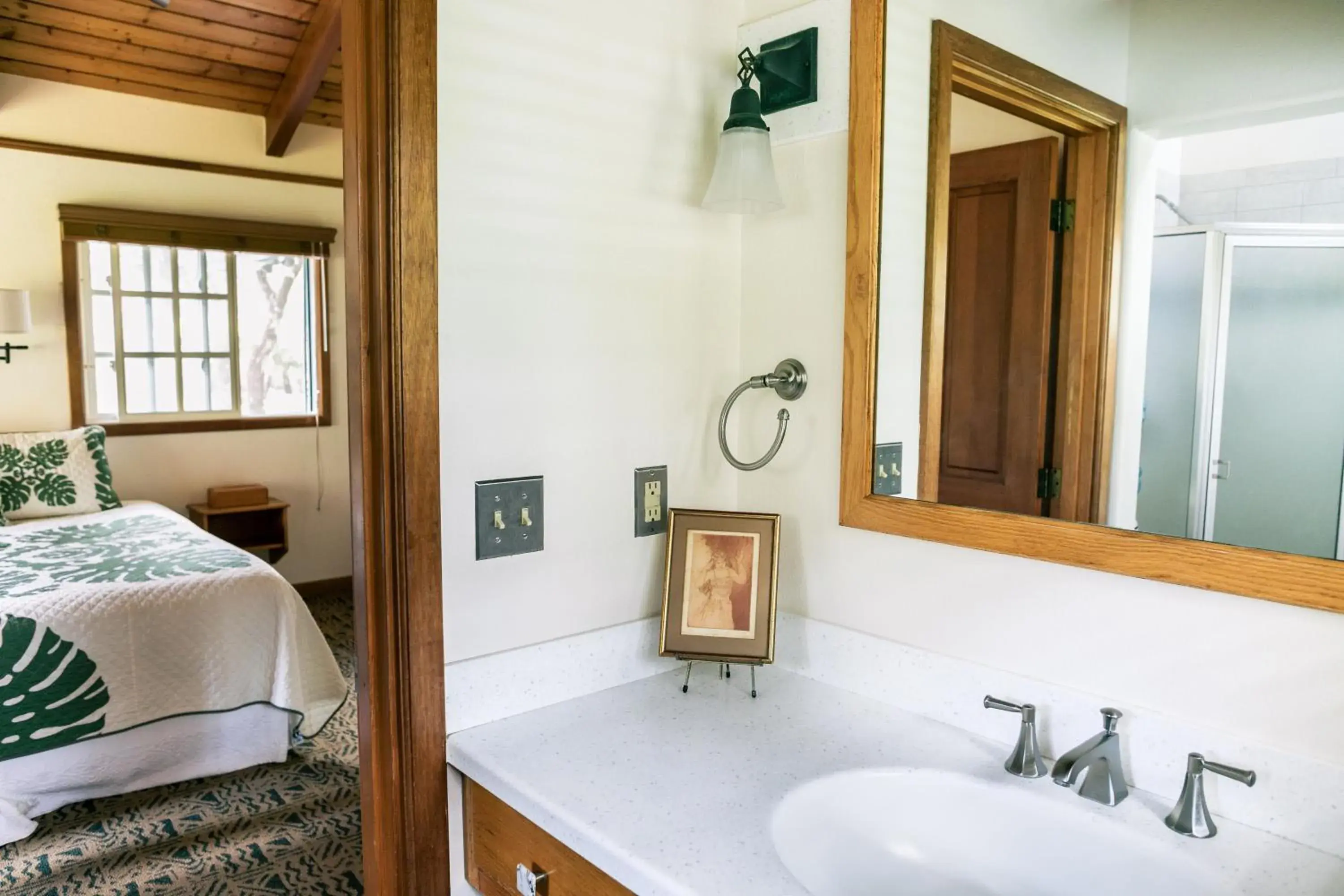 Bathroom in Kilauea Lodge and Restaurant