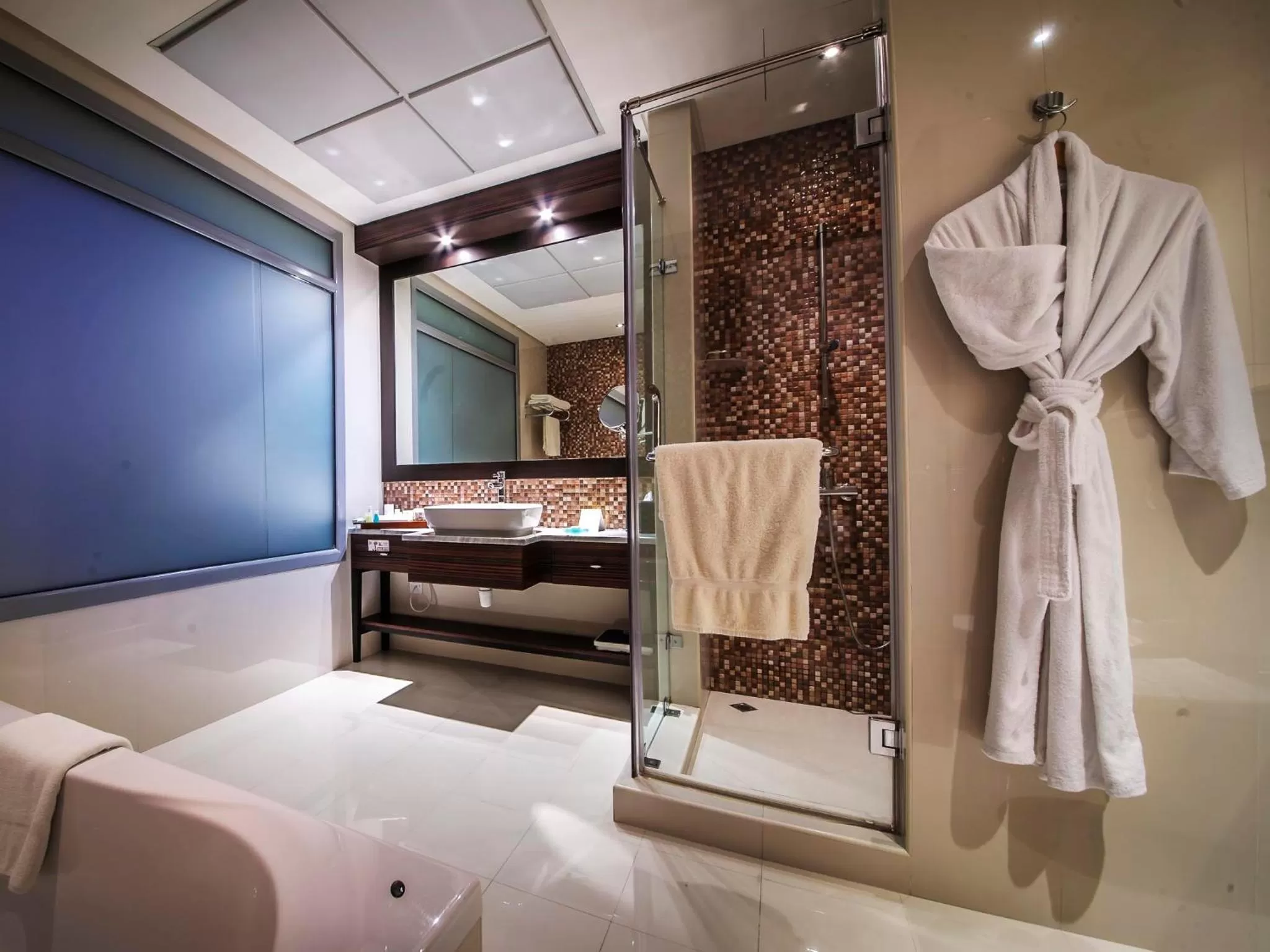 Shower, Bed in The K Hotel