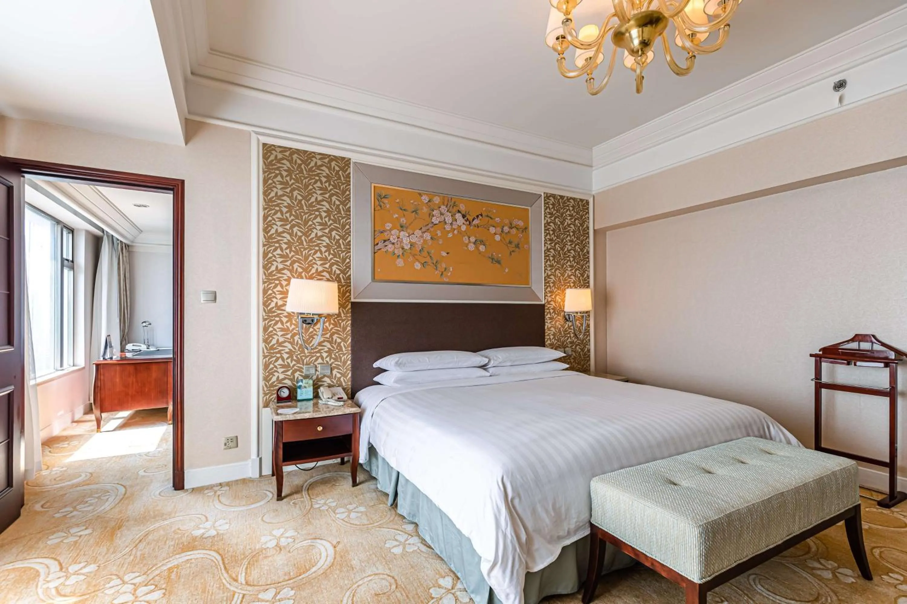 Photo of the whole room, Bed in Shangri-La Hotel, Wuhan