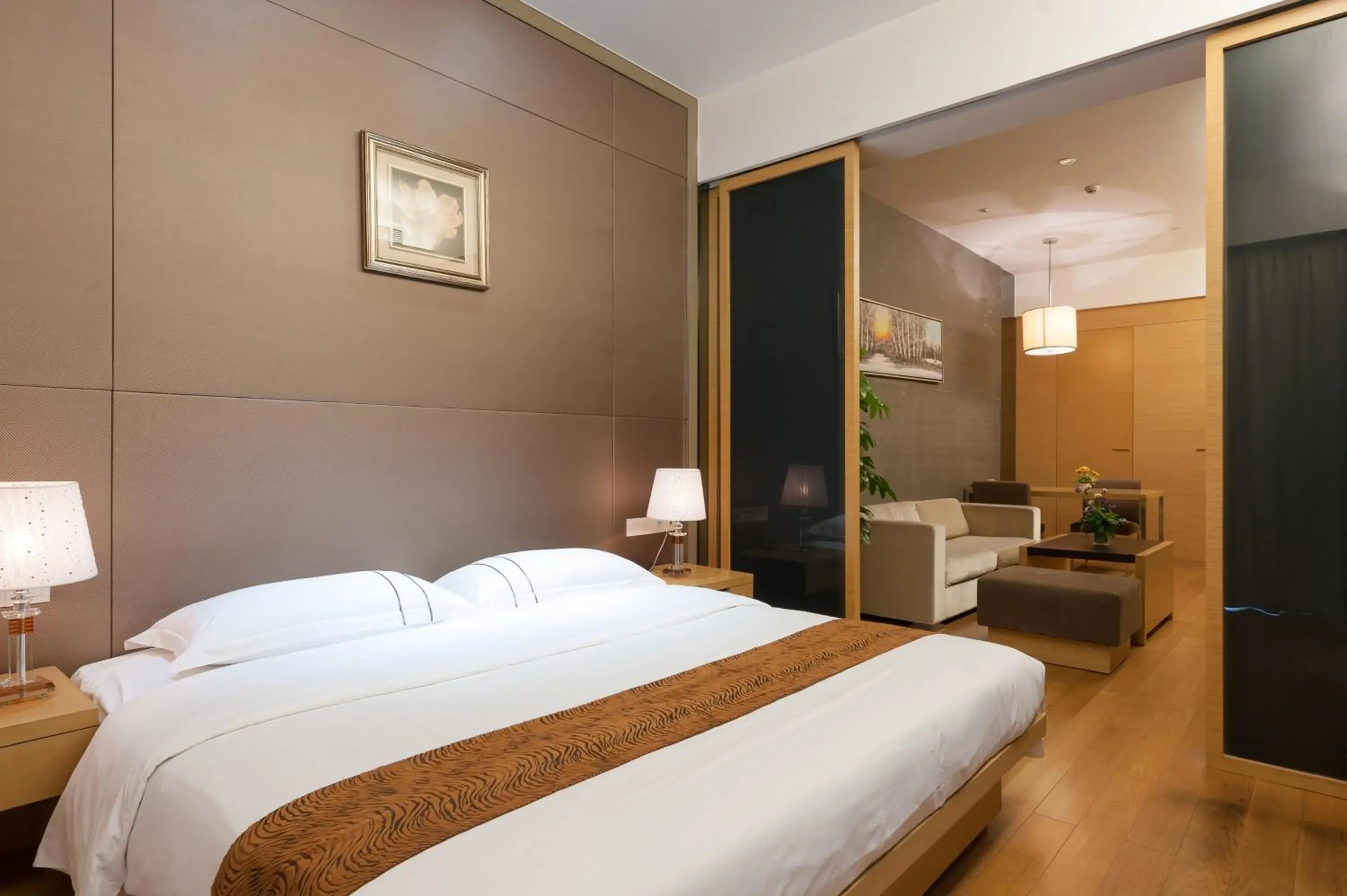Bed in Yicheng Pazhou Poly World Trade Centre Apartment